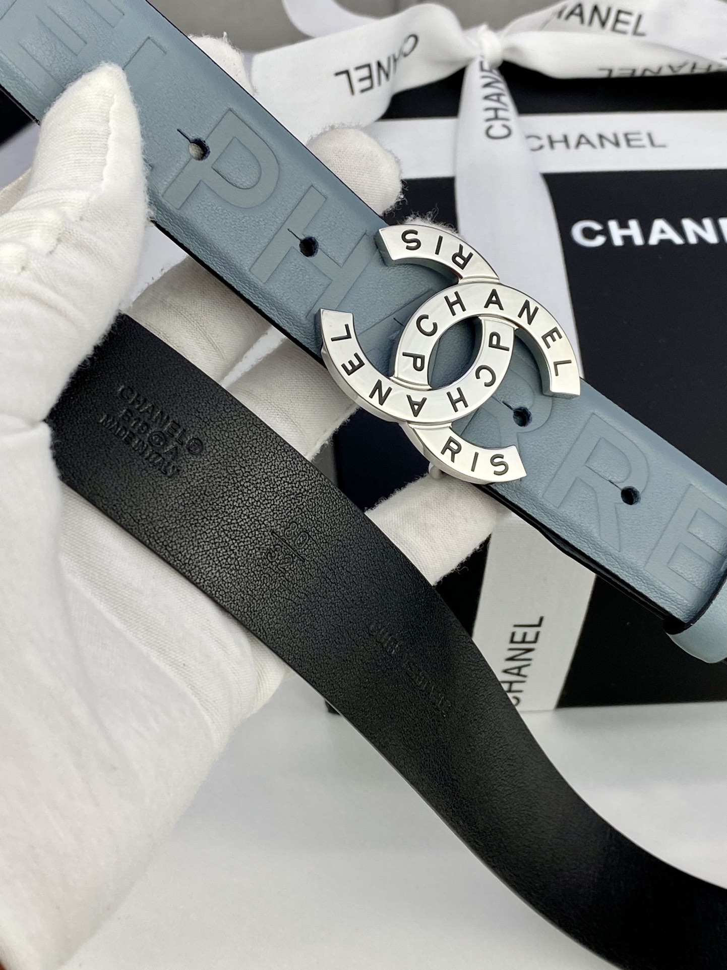  宽度3.0cm Chanel （香奈儿）进口柔软小牛皮金 银色花纹金属精品钢扣。