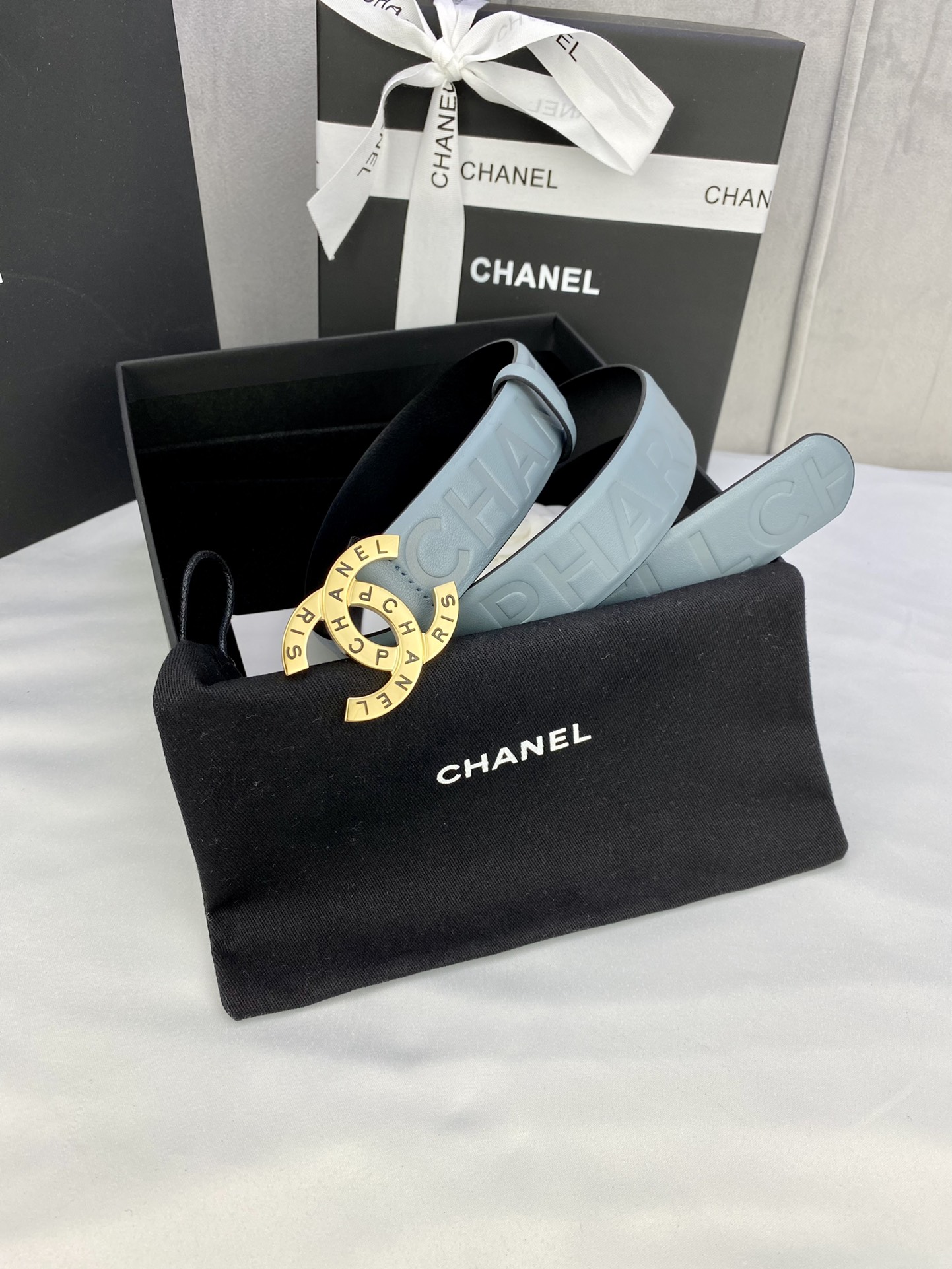  宽度3.0cm Chanel （香奈儿）进口柔软小牛皮金 银色花纹金属精品钢扣。