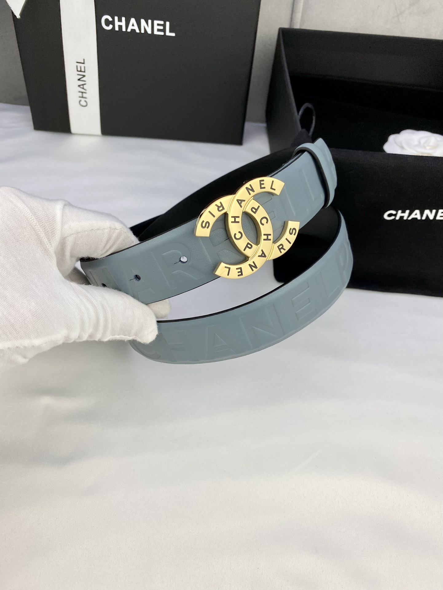  宽度3.0cm Chanel （香奈儿）进口柔软小牛皮金 银色花纹金属精品钢扣。