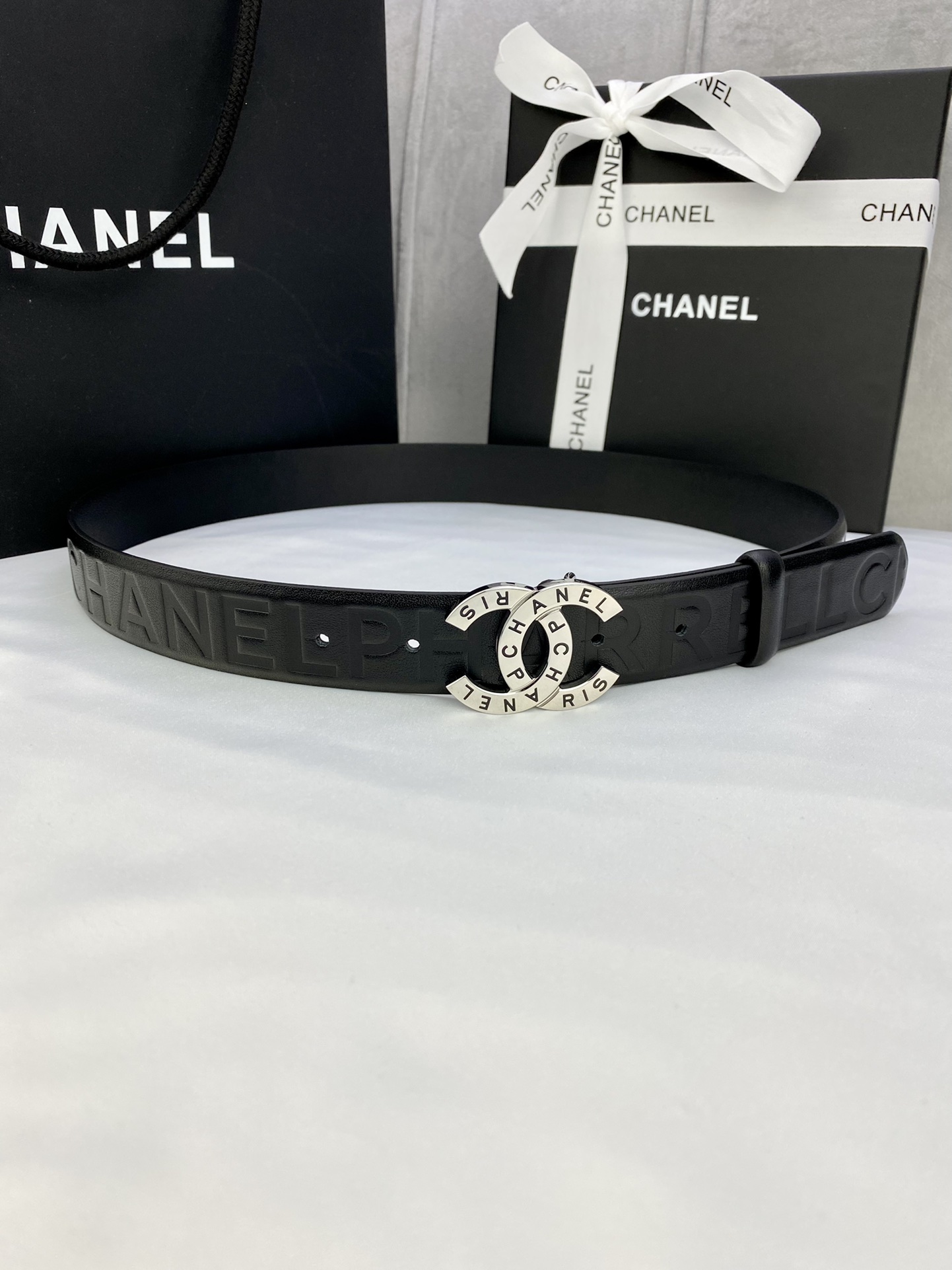  宽度3.0cm Chanel （香奈儿）进口柔软小牛皮金 银色花纹金属精品钢扣。