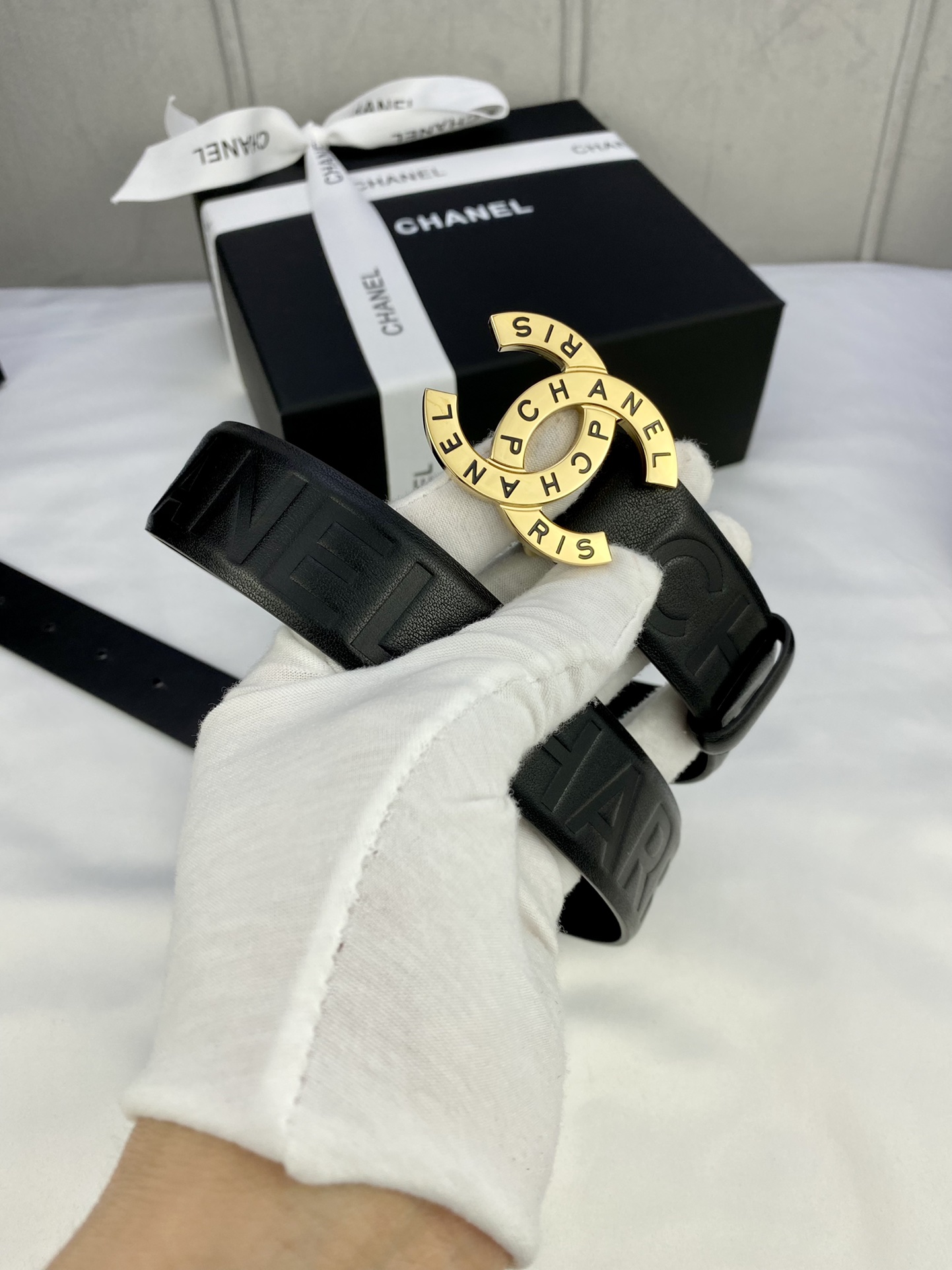  宽度3.0cm Chanel （香奈儿）进口柔软小牛皮金 银色花纹金属精品钢扣。
