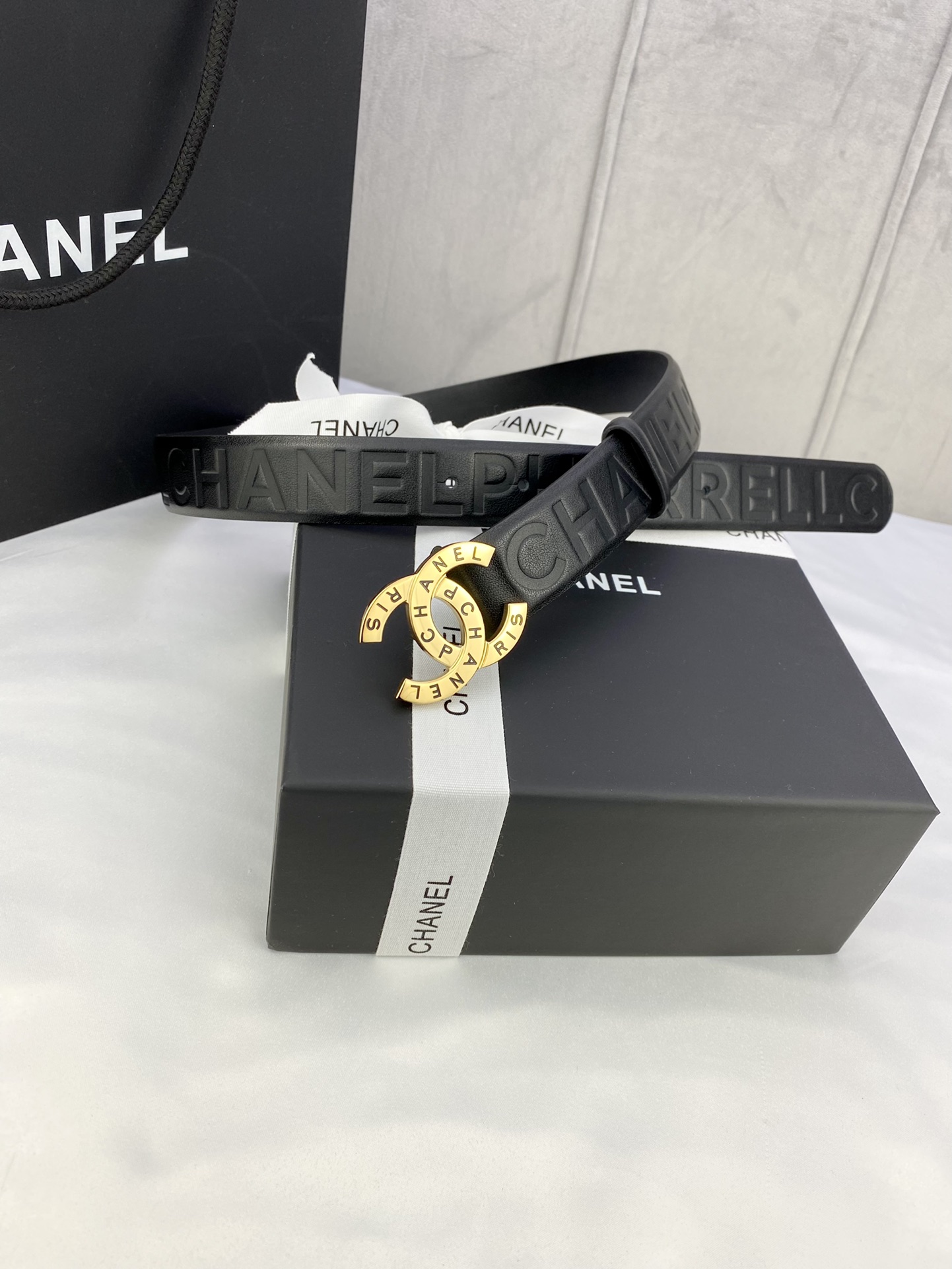  宽度3.0cm Chanel （香奈儿）进口柔软小牛皮金 银色花纹金属精品钢扣。