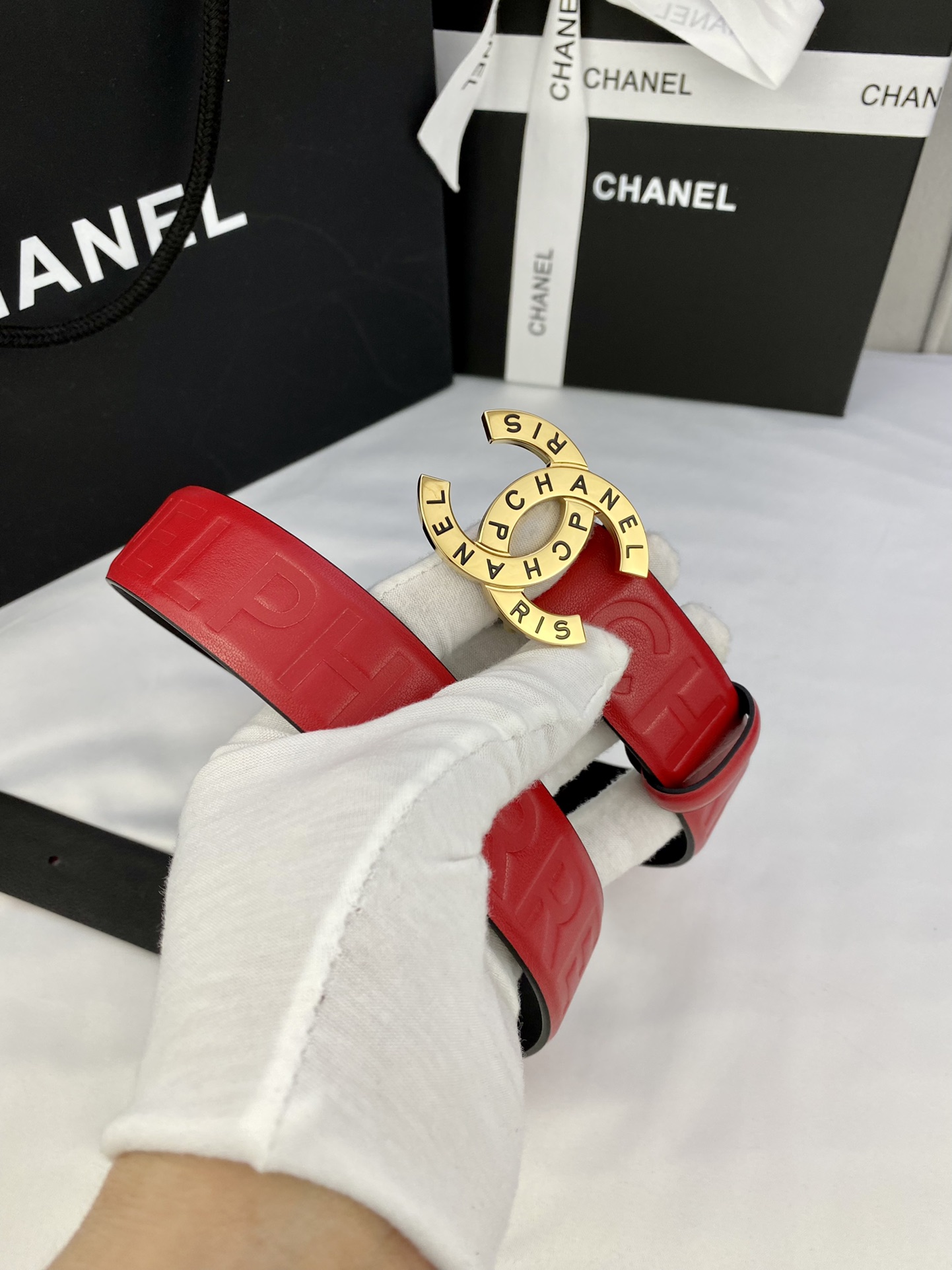  宽度3.0cm Chanel （香奈儿）进口柔软小牛皮金 银色花纹金属精品钢扣。