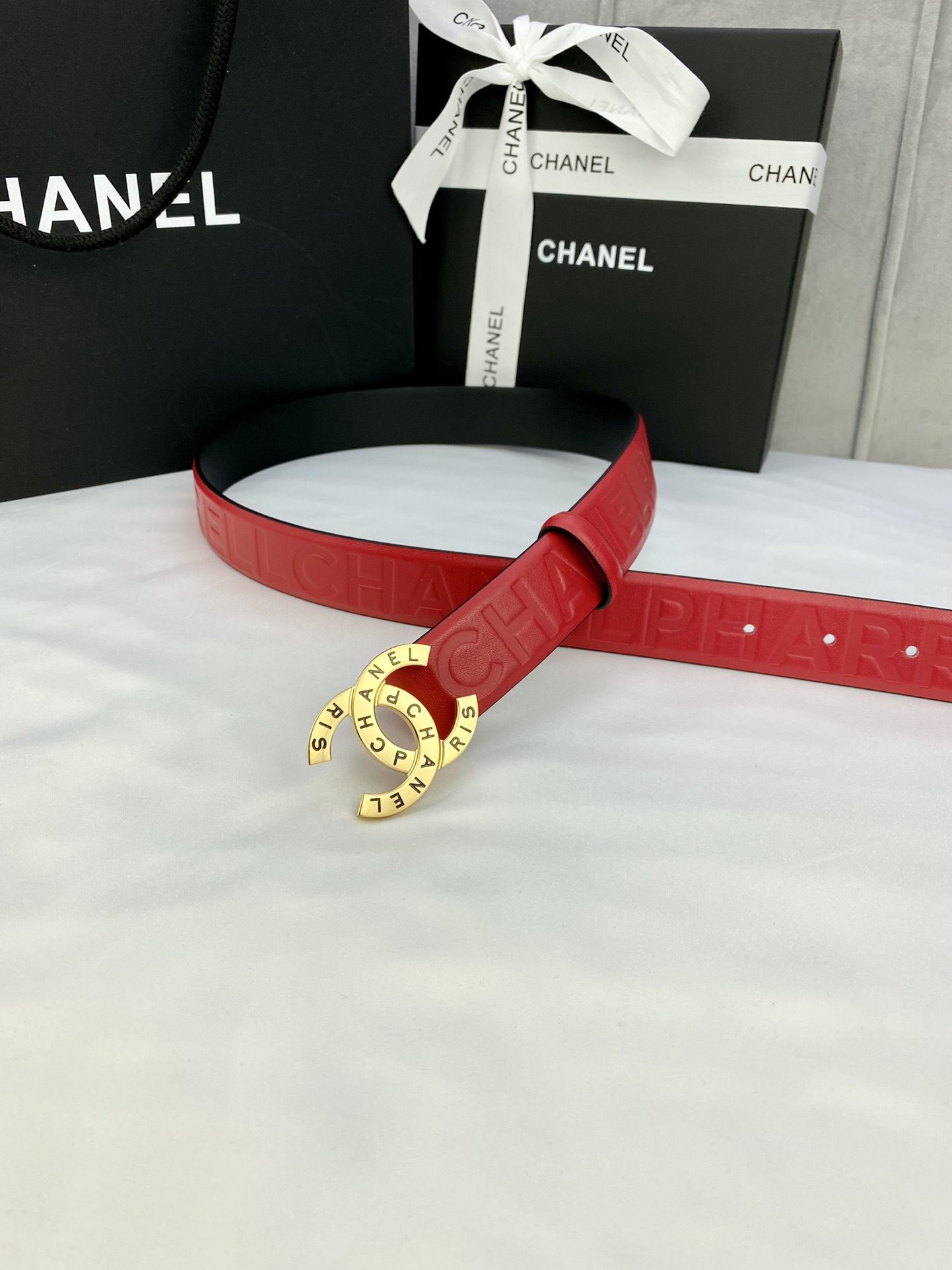  宽度3.0cm Chanel （香奈儿）进口柔软小牛皮金 银色花纹金属精品钢扣。