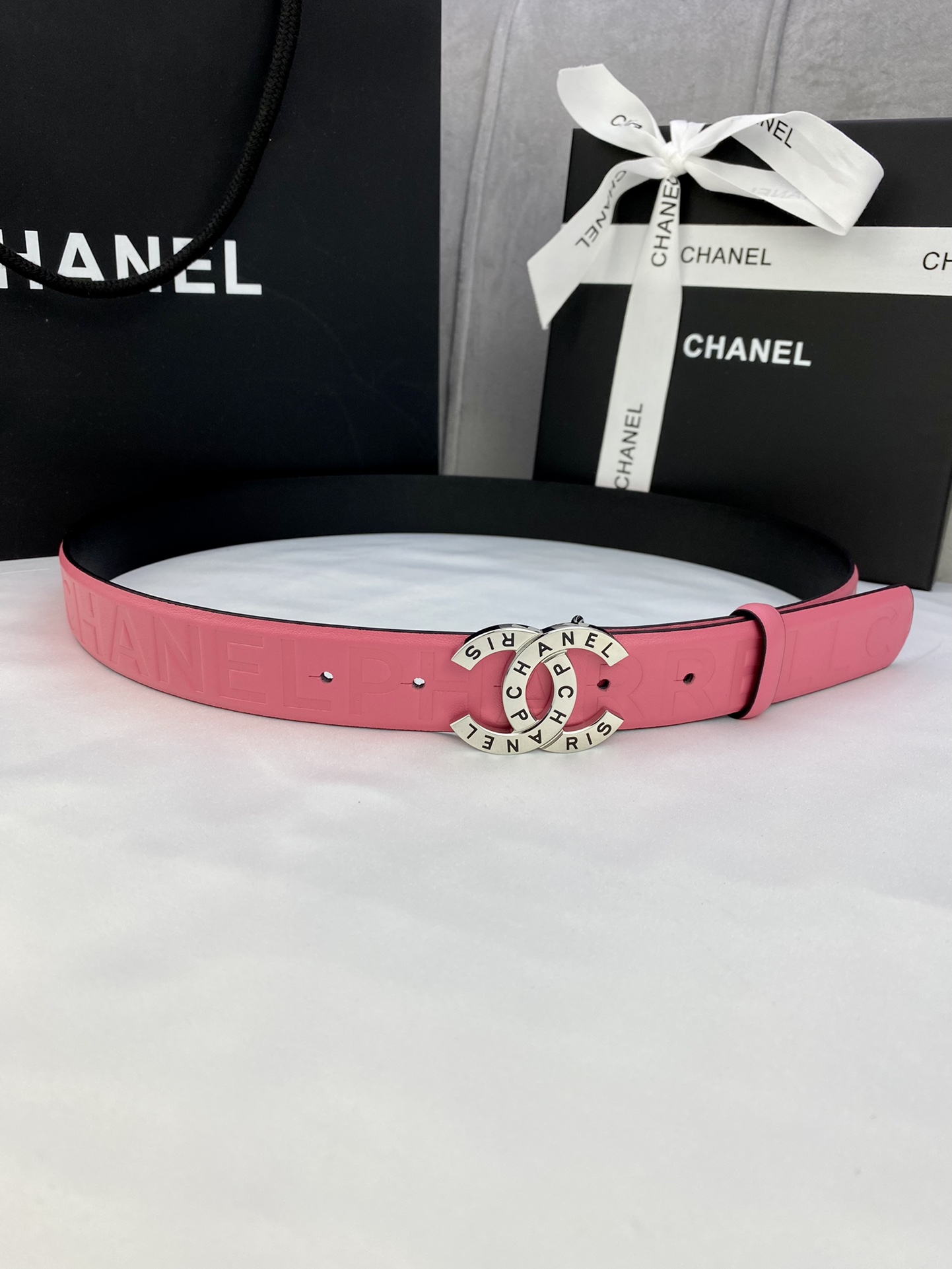  宽度3.0cm Chanel （香奈儿）进口柔软小牛皮金 银色花纹金属精品钢扣。