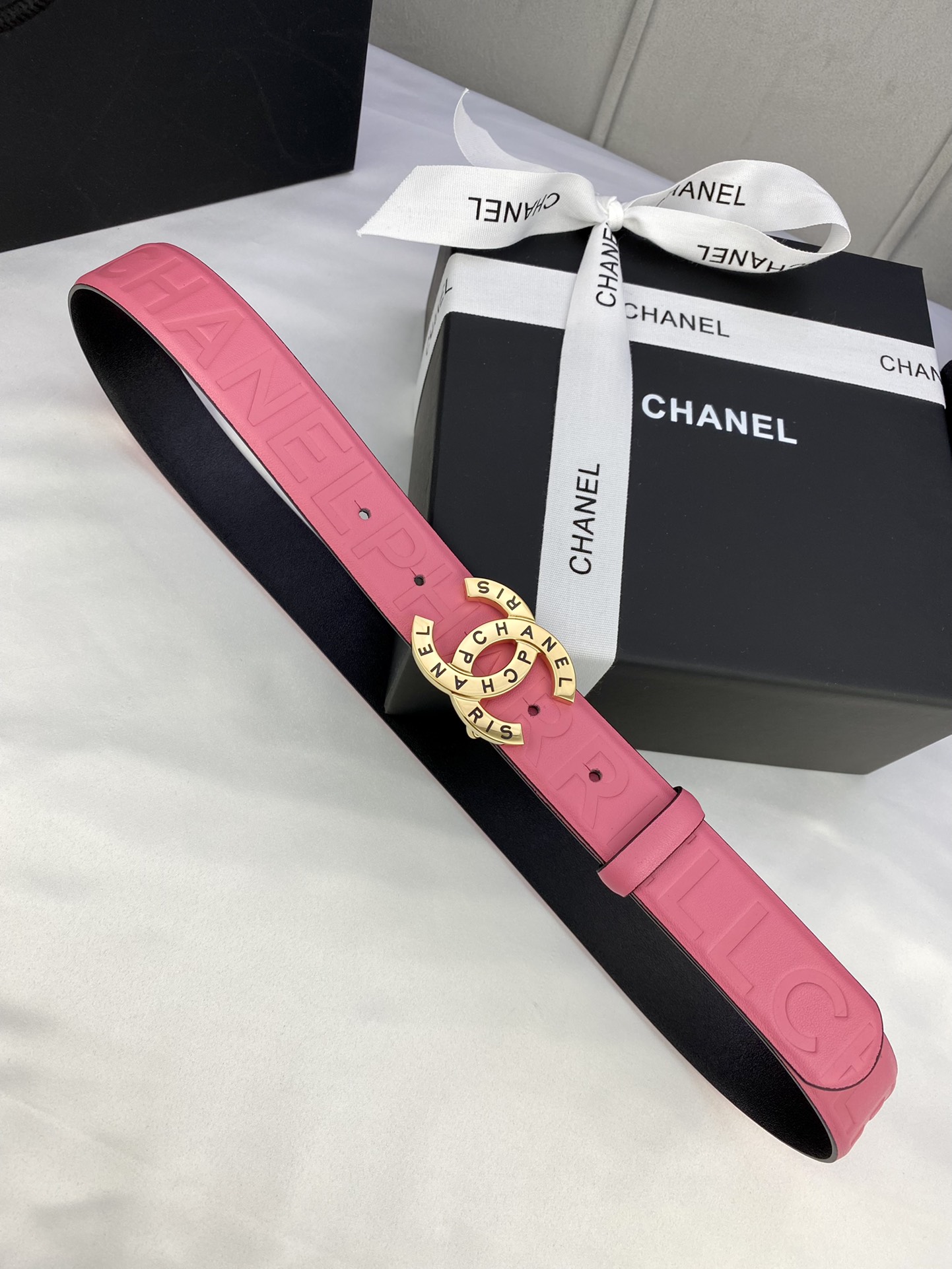  宽度3.0cm Chanel （香奈儿）进口柔软小牛皮金 银色花纹金属精品钢扣。