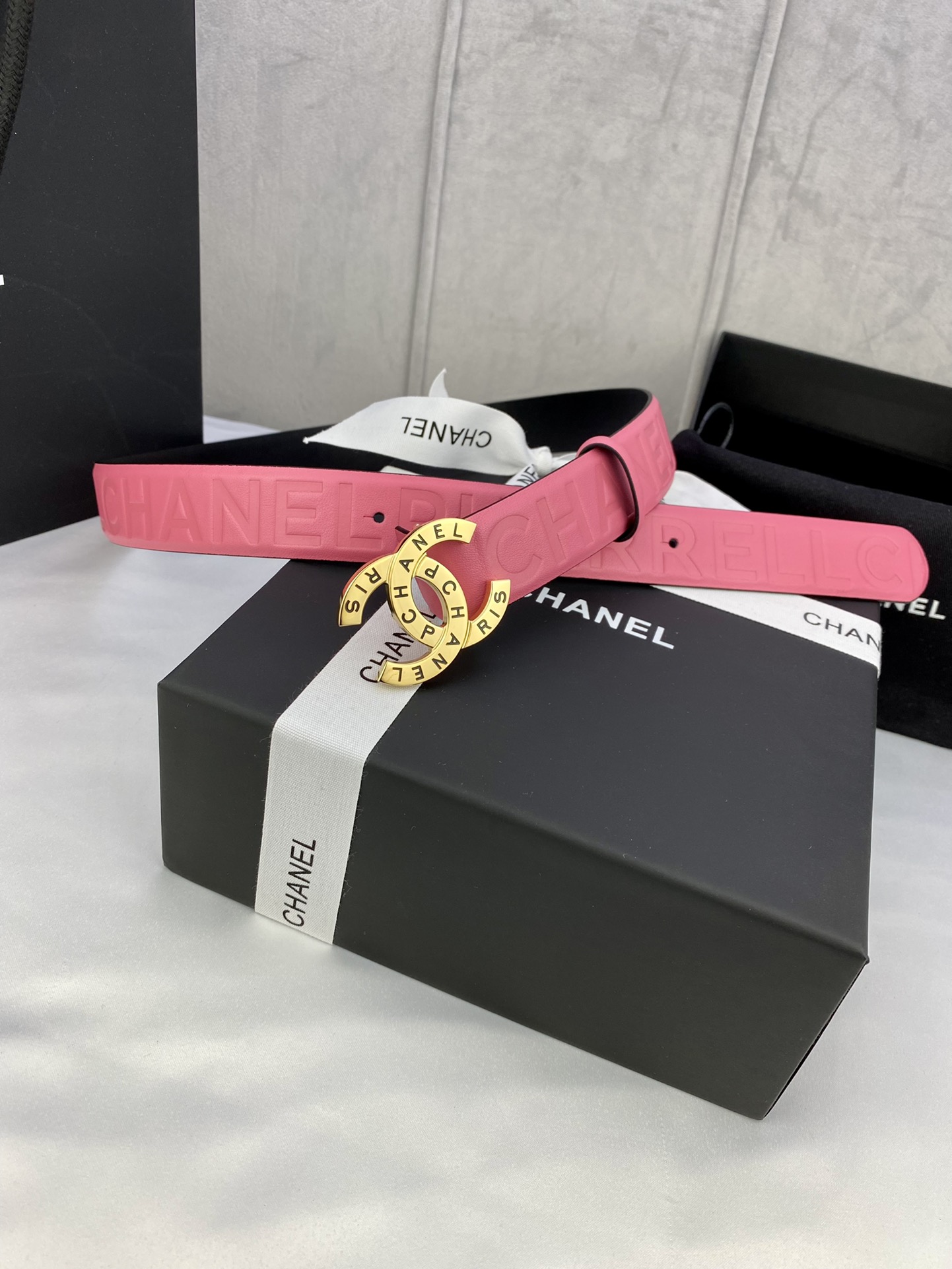  宽度3.0cm Chanel （香奈儿）进口柔软小牛皮金 银色花纹金属精品钢扣。