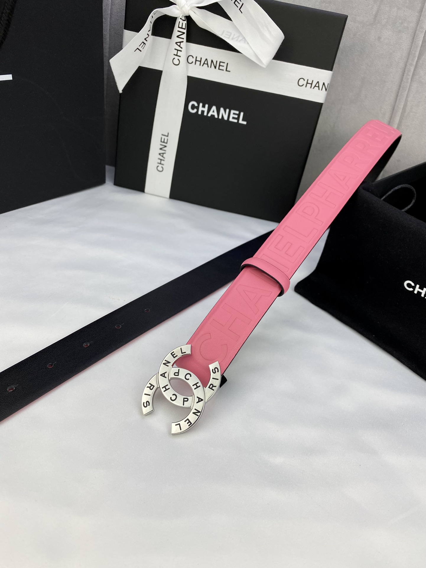  宽度3.0cm Chanel （香奈儿）进口柔软小牛皮金 银色花纹金属精品钢扣。