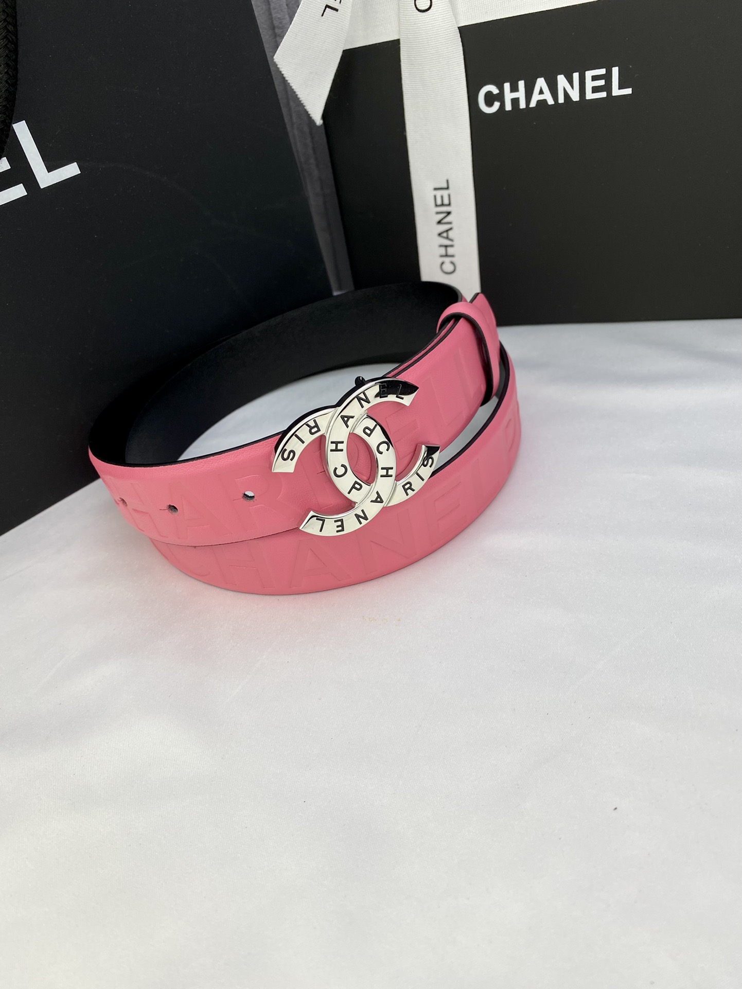  宽度3.0cm Chanel （香奈儿）进口柔软小牛皮金 银色花纹金属精品钢扣。