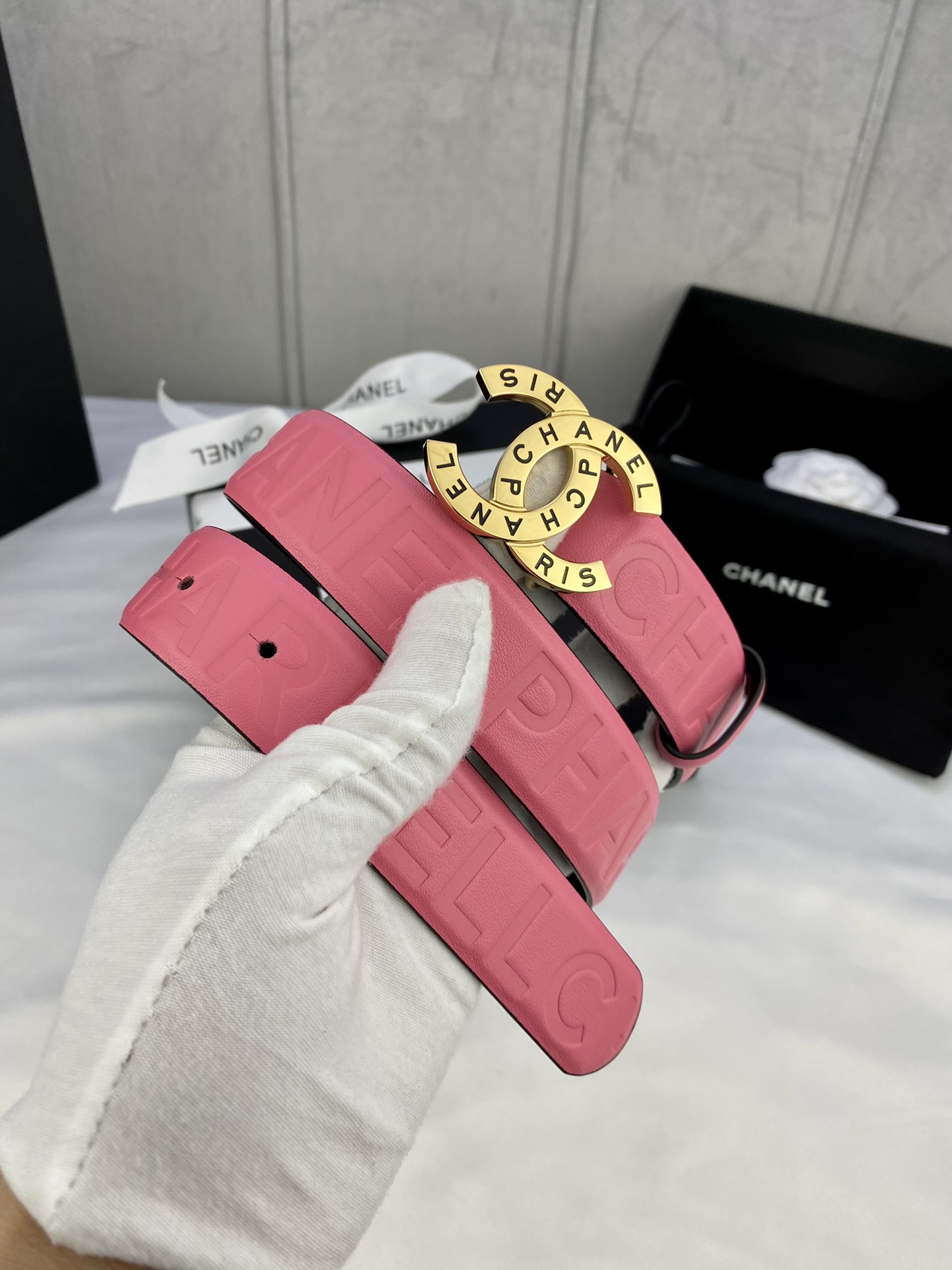  宽度3.0cm Chanel （香奈儿）进口柔软小牛皮金 银色花纹金属精品钢扣。