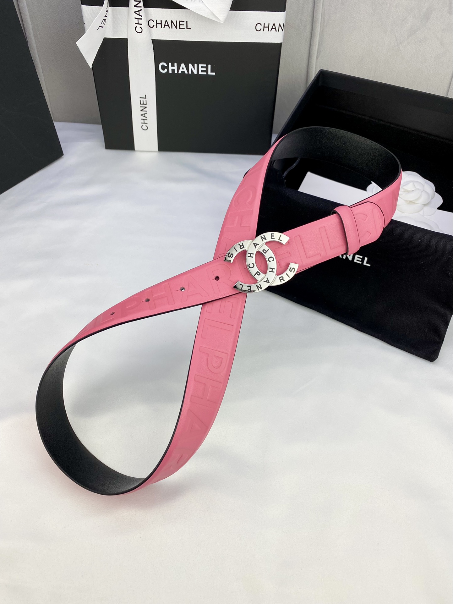  宽度3.0cm Chanel （香奈儿）进口柔软小牛皮金 银色花纹金属精品钢扣。