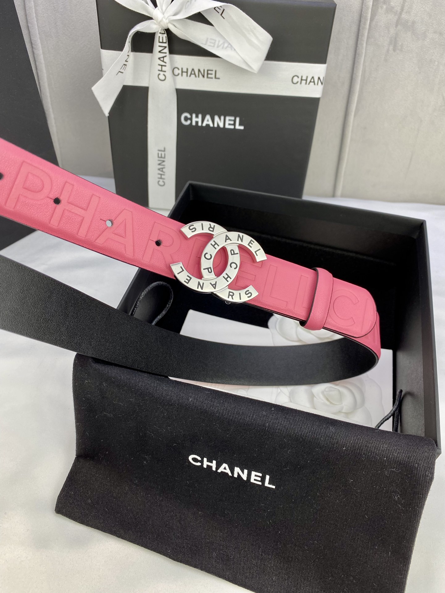  宽度3.0cm Chanel （香奈儿）进口柔软小牛皮金 银色花纹金属精品钢扣。