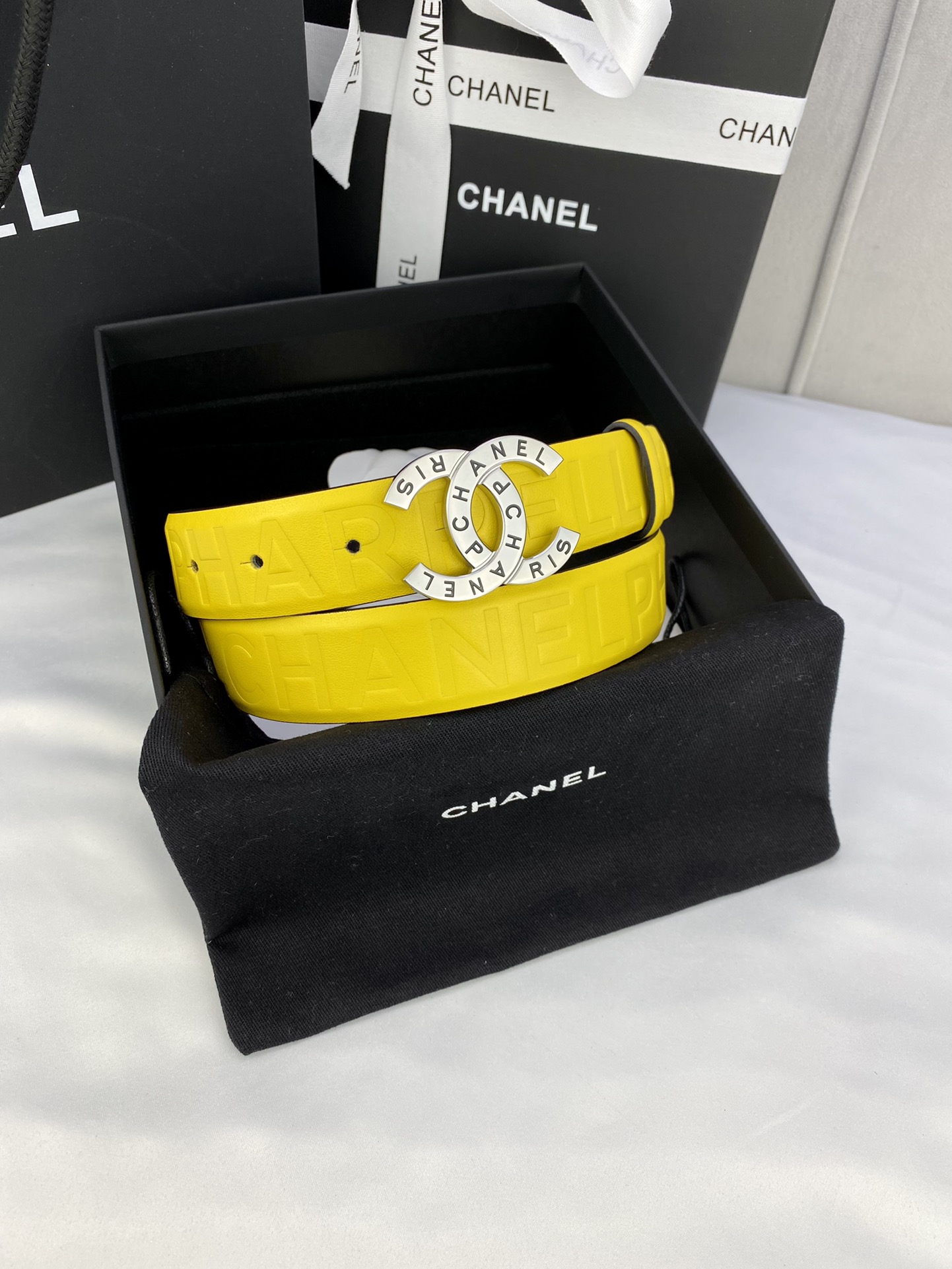  宽度3.0cm Chanel （香奈儿）进口柔软小牛皮金 银色花纹金属精品钢扣。