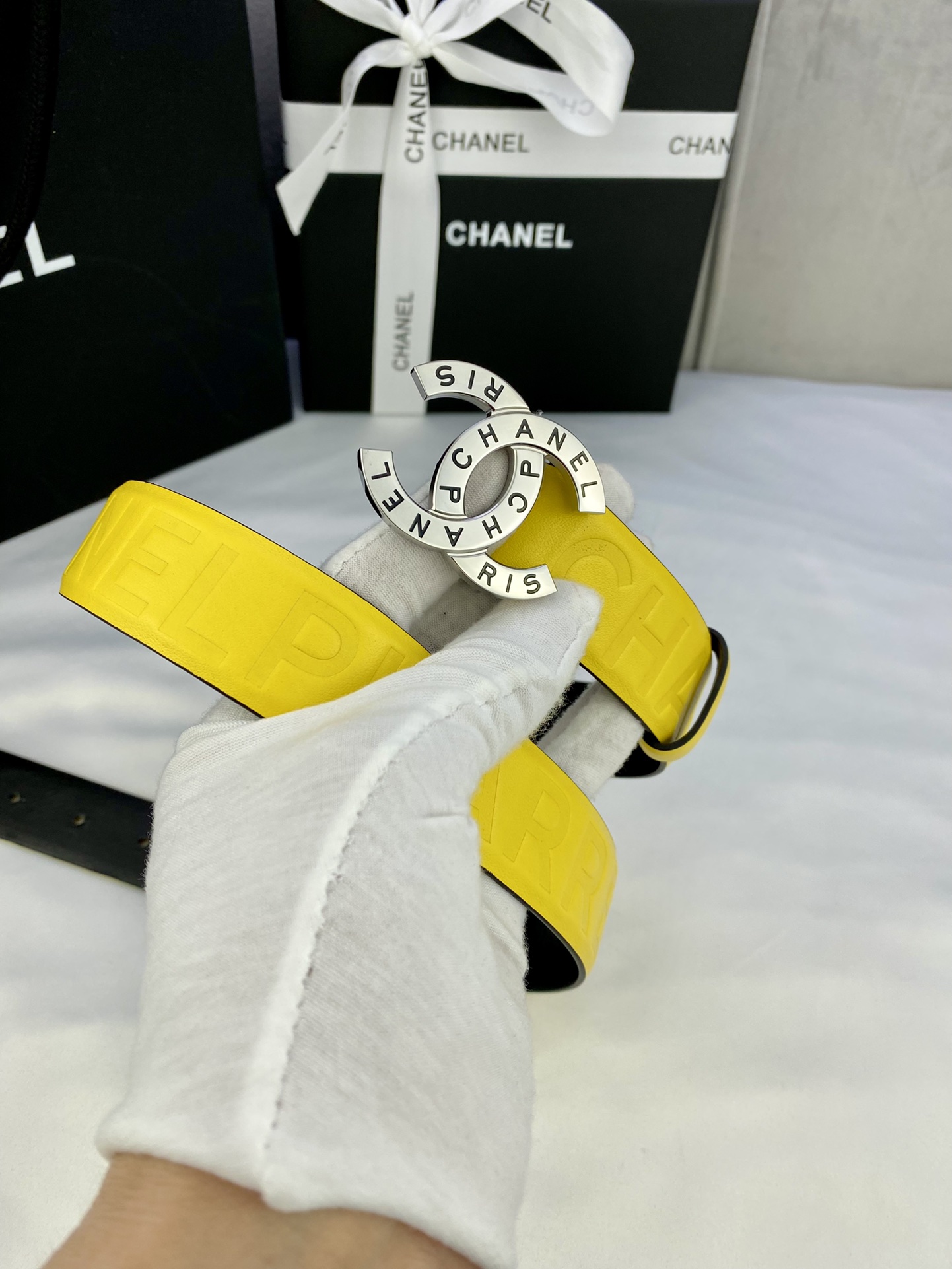  宽度3.0cm Chanel （香奈儿）进口柔软小牛皮金 银色花纹金属精品钢扣。