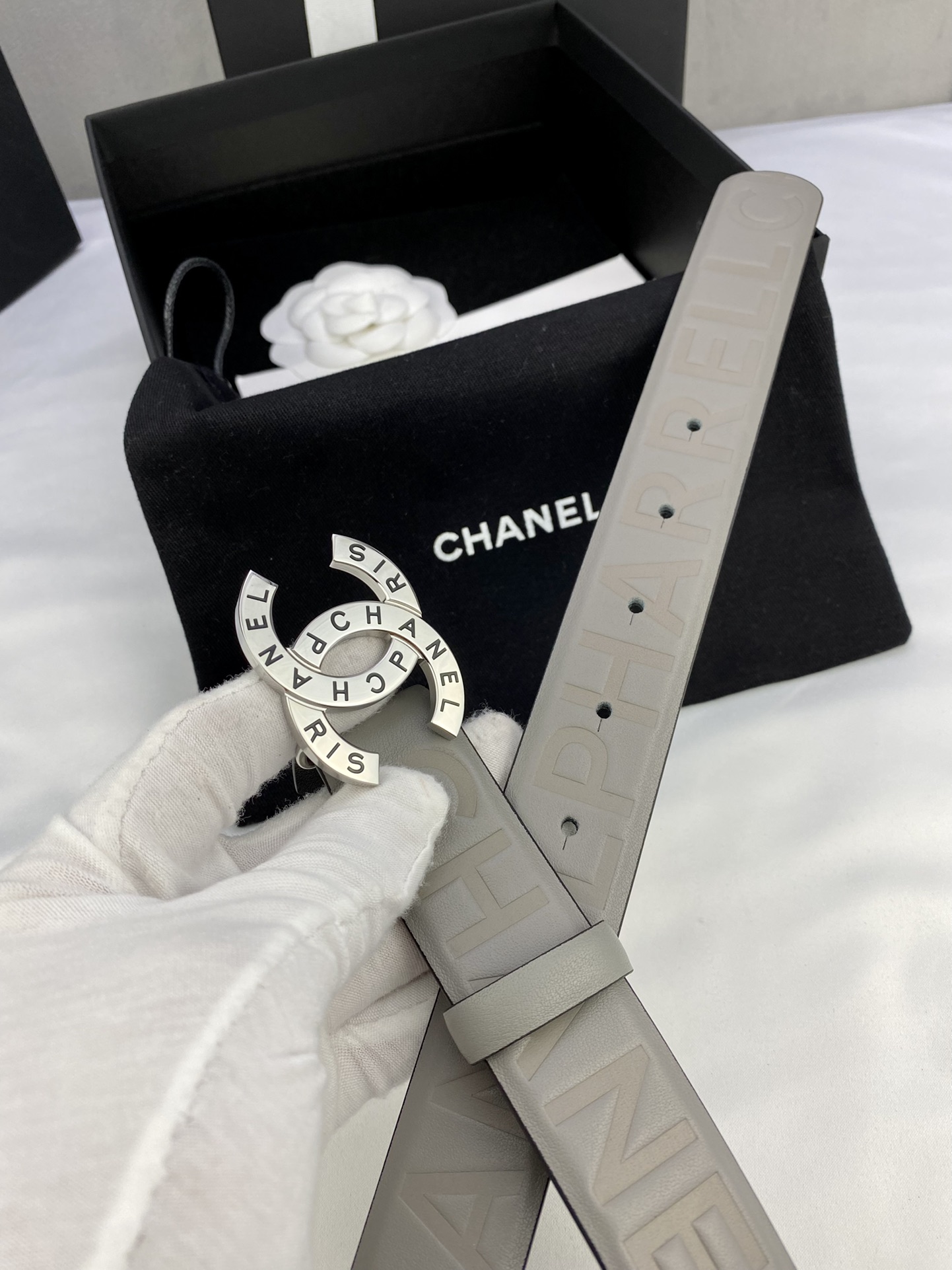  宽度3.0cm Chanel （香奈儿）进口柔软小牛皮金 银色花纹金属精品钢扣。