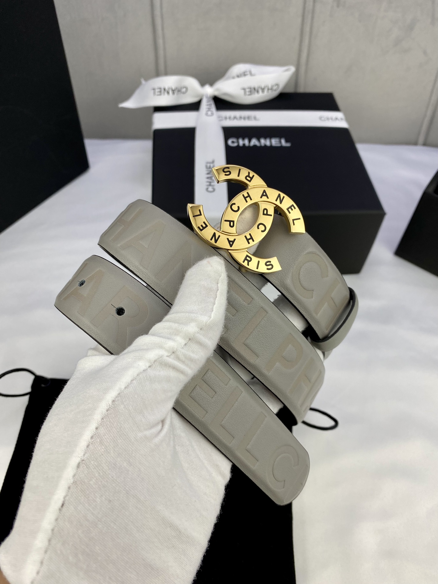  宽度3.0cm Chanel （香奈儿）进口柔软小牛皮金 银色花纹金属精品钢扣。