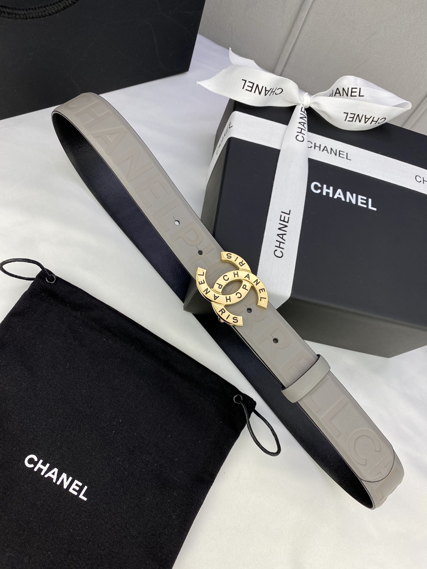  宽度3.0cm Chanel （香奈儿）进口柔软小牛皮金 银色花纹金属精品钢扣。