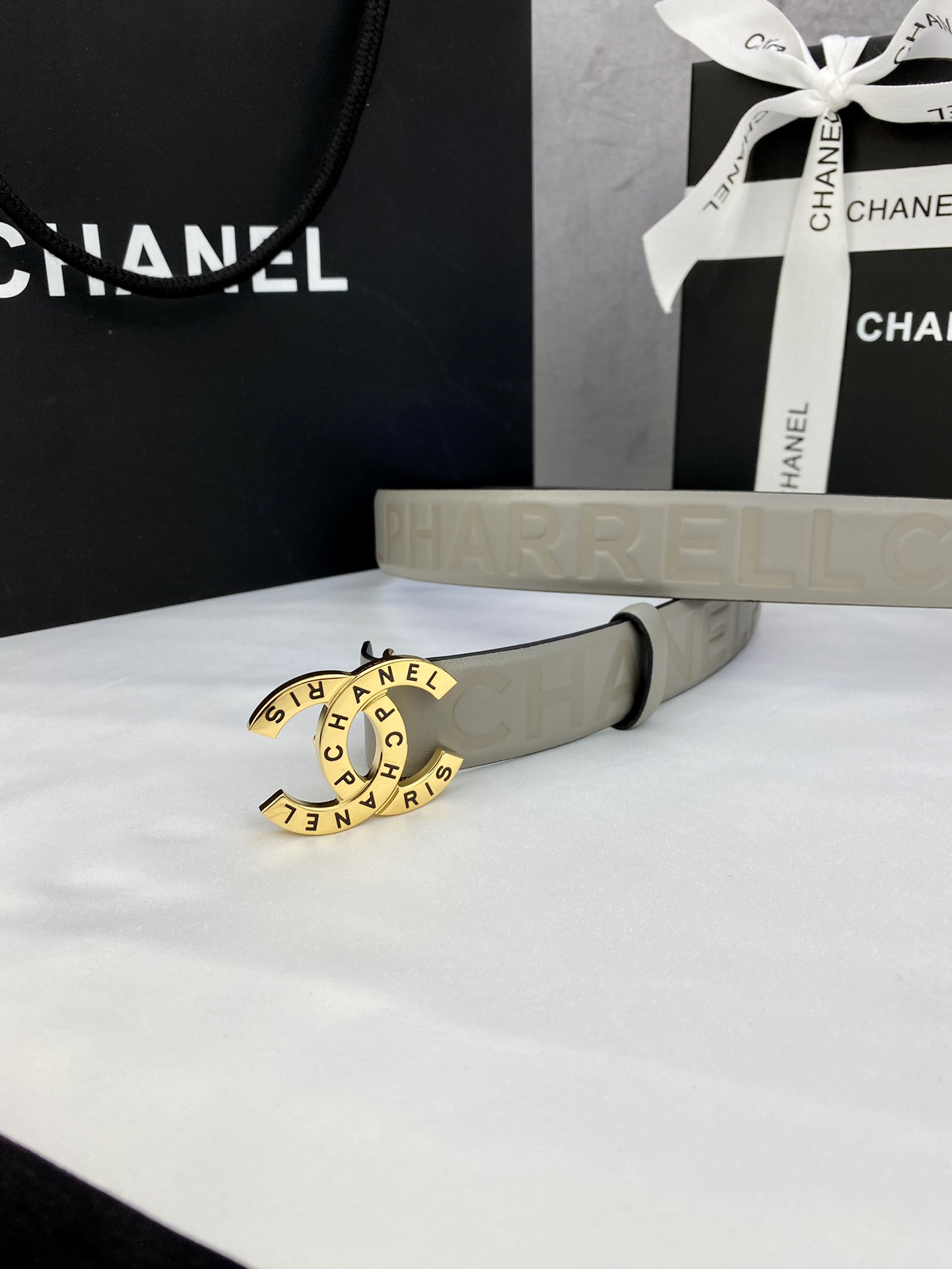  宽度3.0cm Chanel （香奈儿）进口柔软小牛皮金 银色花纹金属精品钢扣。