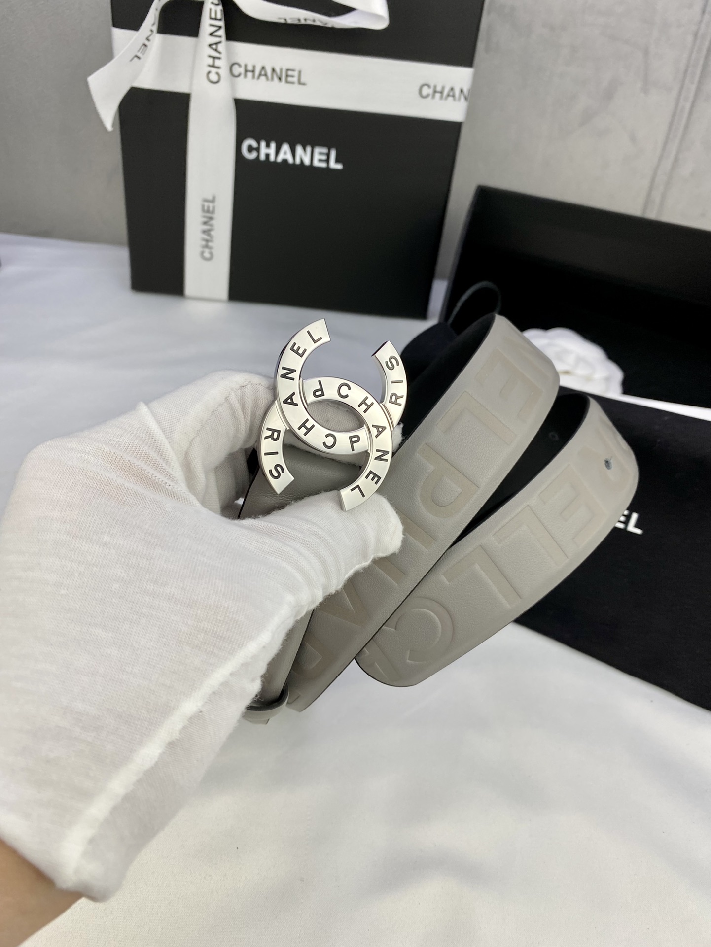  宽度3.0cm Chanel （香奈儿）进口柔软小牛皮金 银色花纹金属精品钢扣。