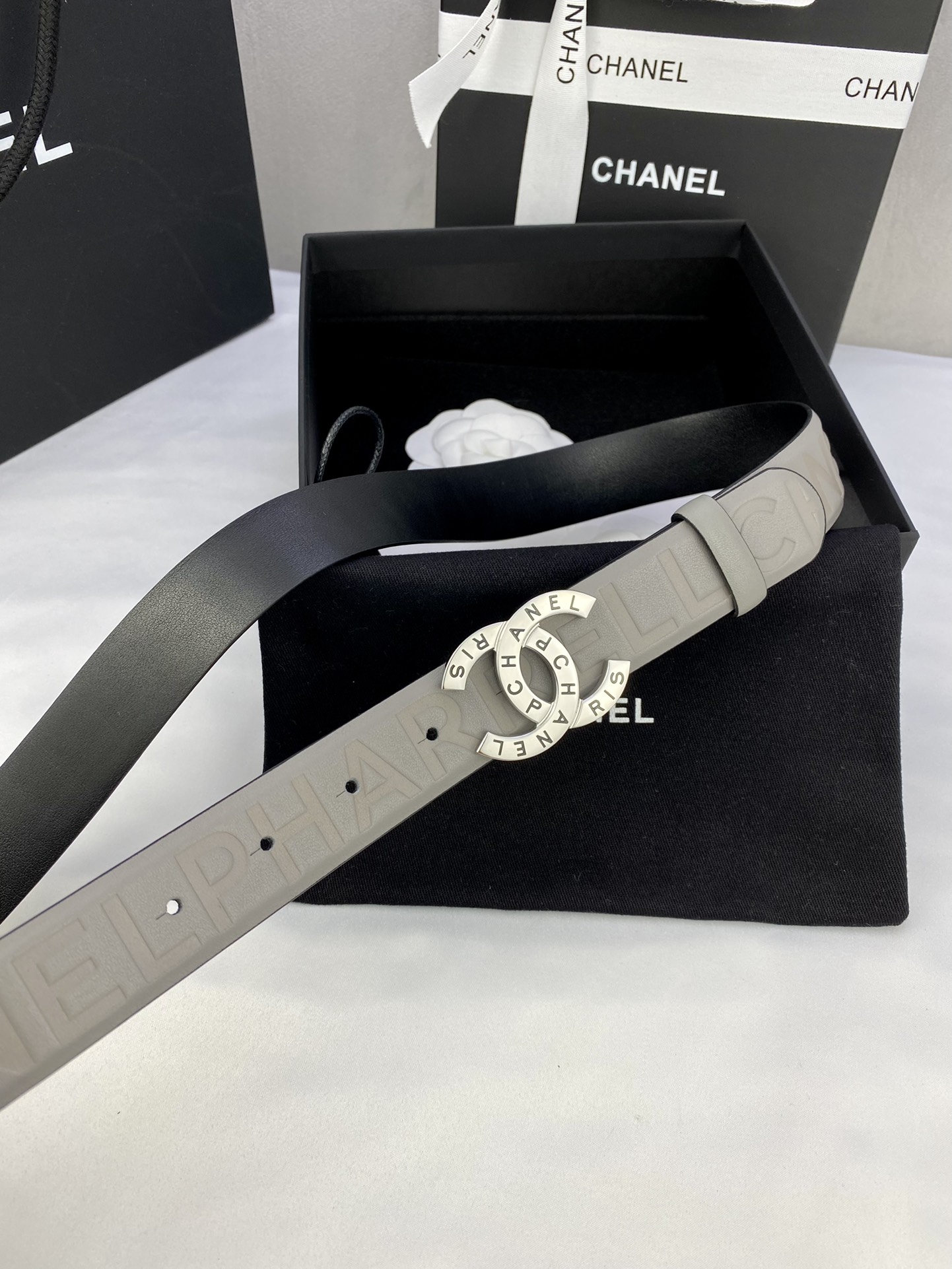  宽度3.0cm Chanel （香奈儿）进口柔软小牛皮金 银色花纹金属精品钢扣。