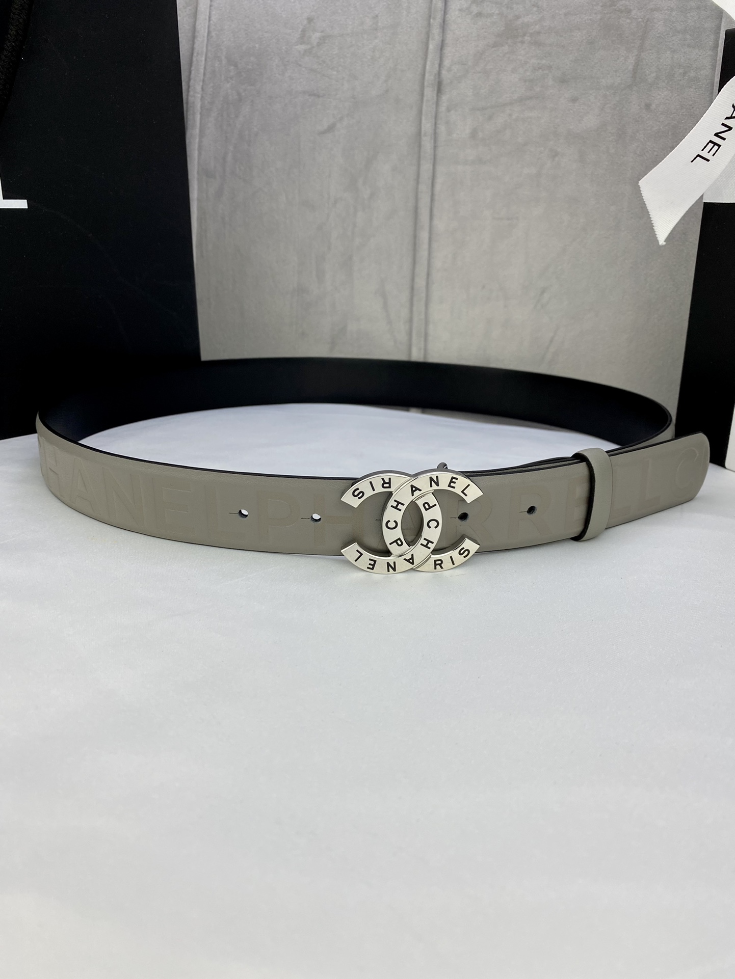  宽度3.0cm Chanel （香奈儿）进口柔软小牛皮金 银色花纹金属精品钢扣。