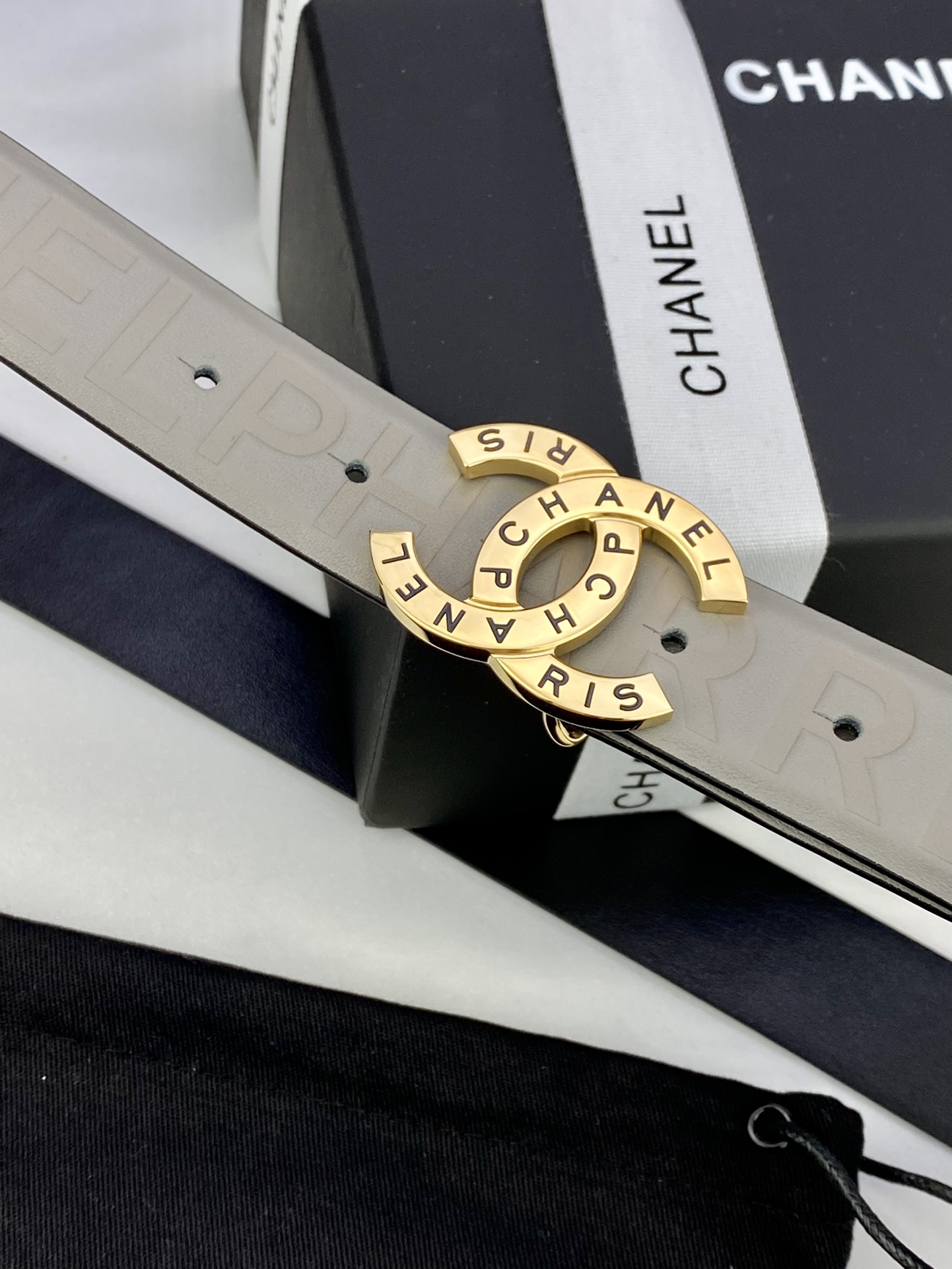  宽度3.0cm Chanel （香奈儿）进口柔软小牛皮金 银色花纹金属精品钢扣。