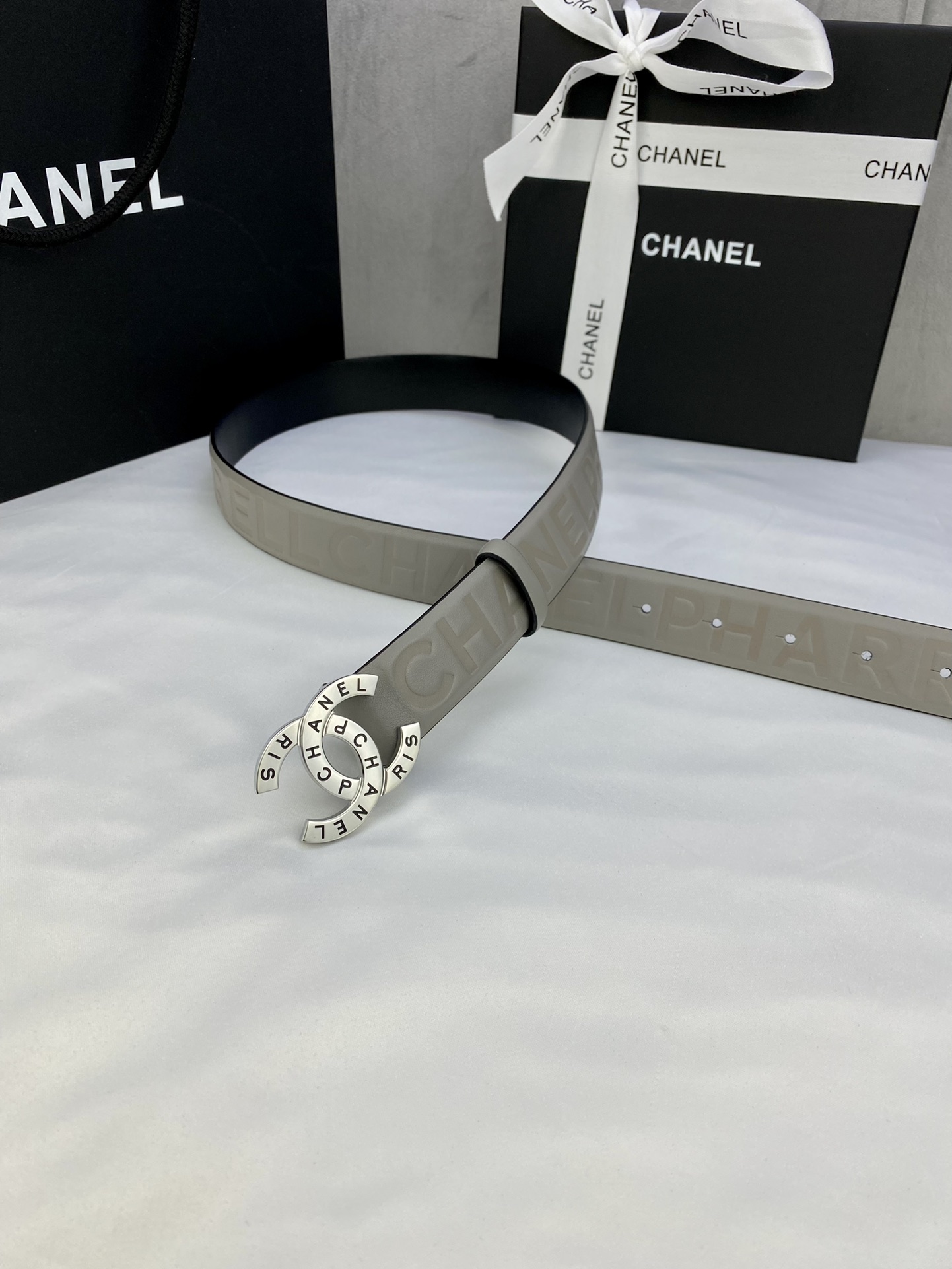  宽度3.0cm Chanel （香奈儿）进口柔软小牛皮金 银色花纹金属精品钢扣。