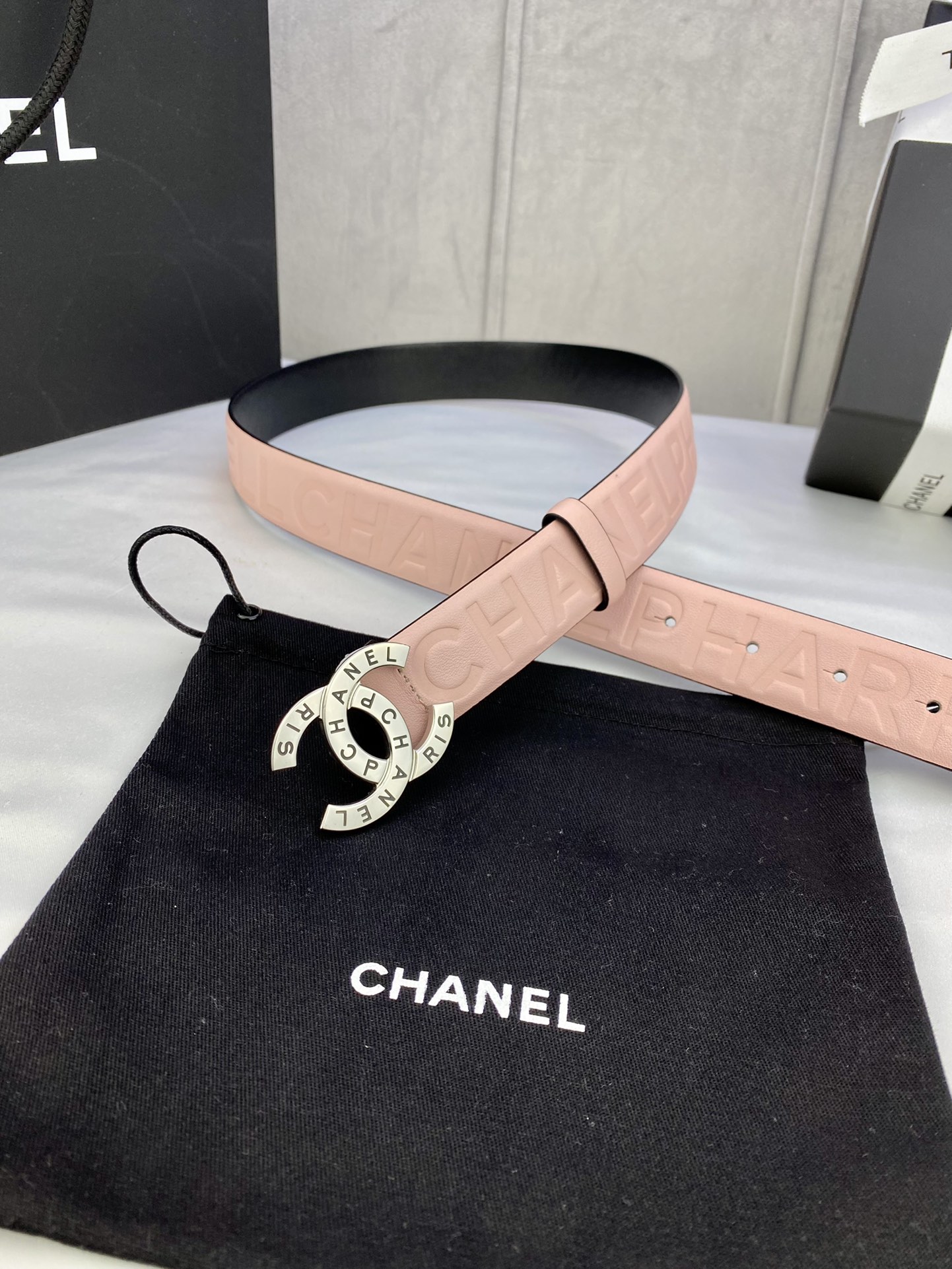  宽度3.0cm Chanel （香奈儿）进口柔软小牛皮金 银色花纹金属精品钢扣。