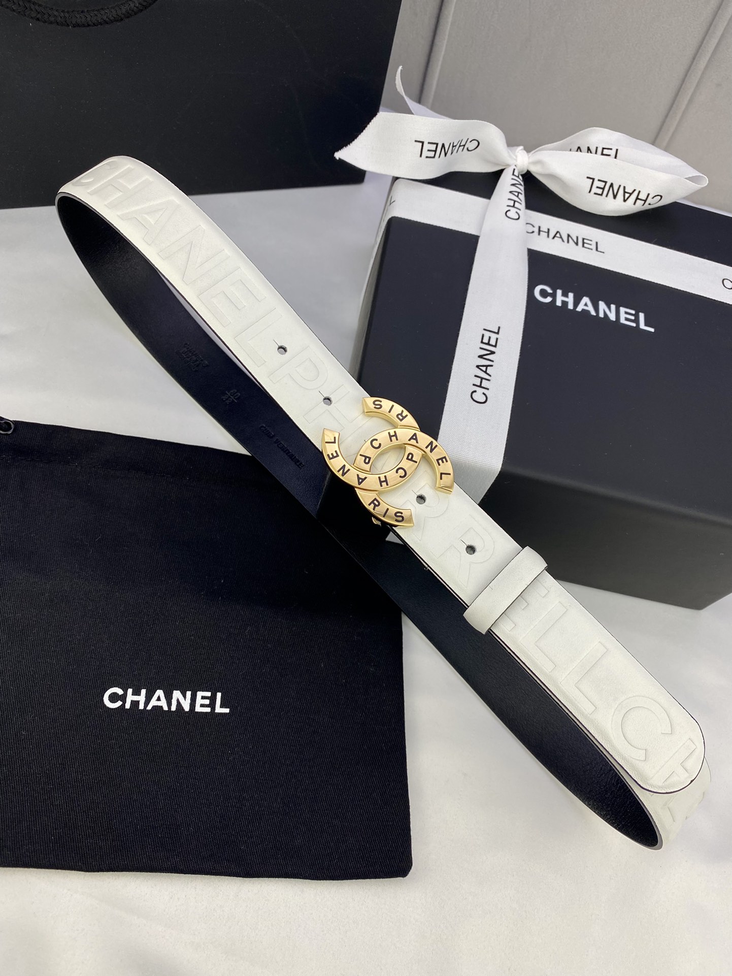  宽度3.0cm Chanel （香奈儿）进口柔软小牛皮 金 银色花纹金属精品钢扣。
