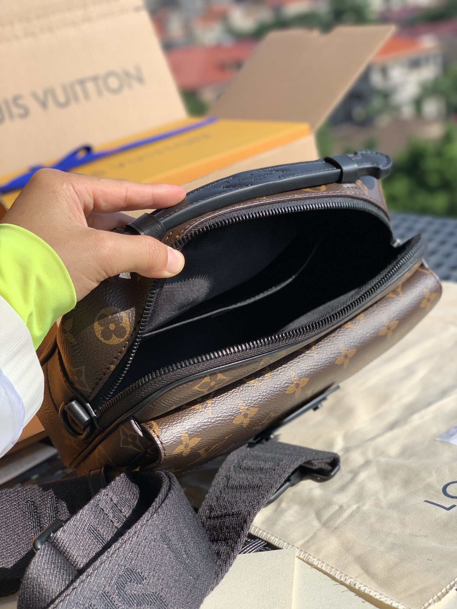 🌼 m45806尺寸22-18-8cm 最新款L*V M45806 S LOCK 男款邮差包。原厂渠道，