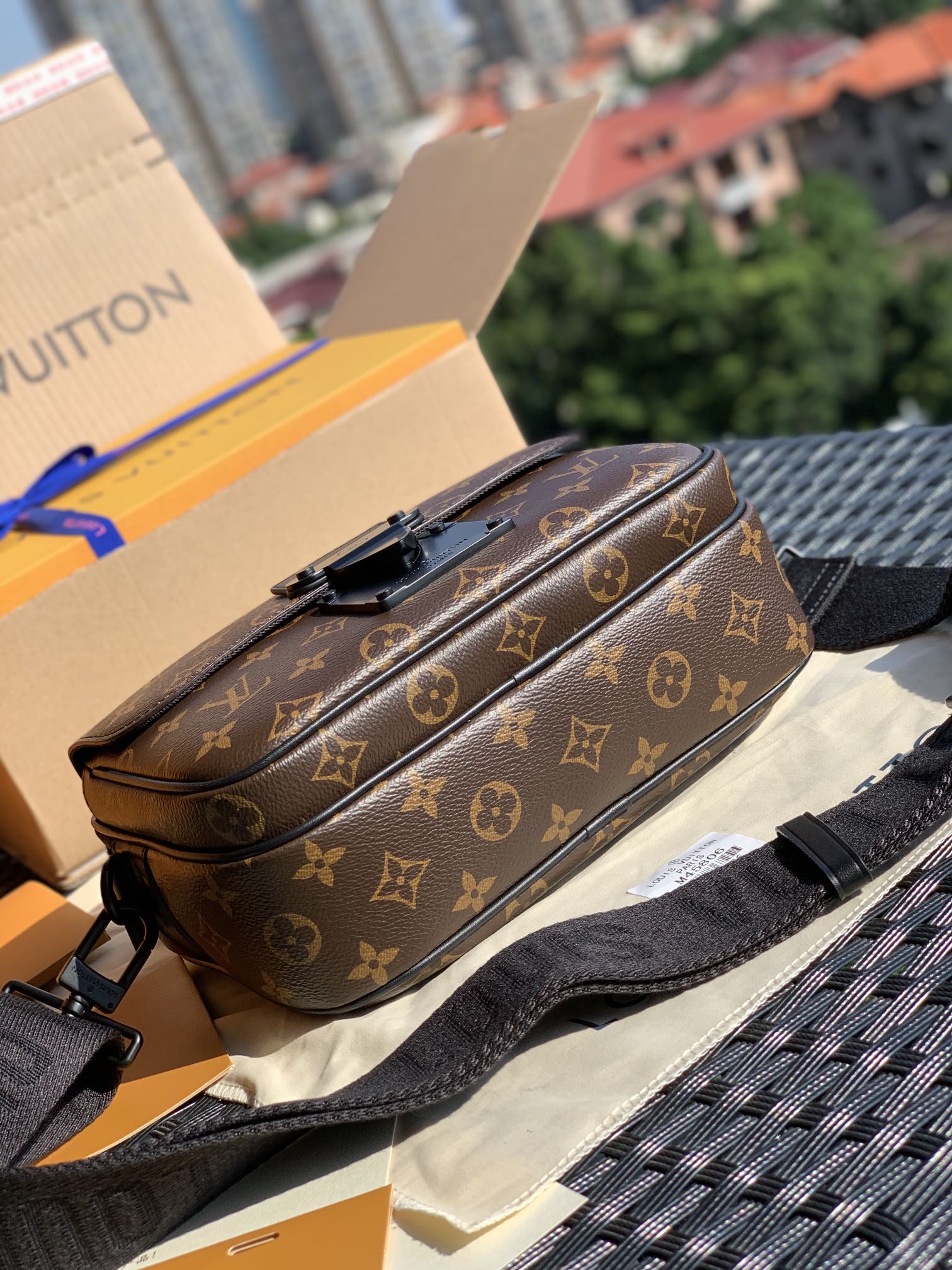 🌼 m45806尺寸22-18-8cm 最新款L*V M45806 S LOCK 男款邮差包。原厂渠道，