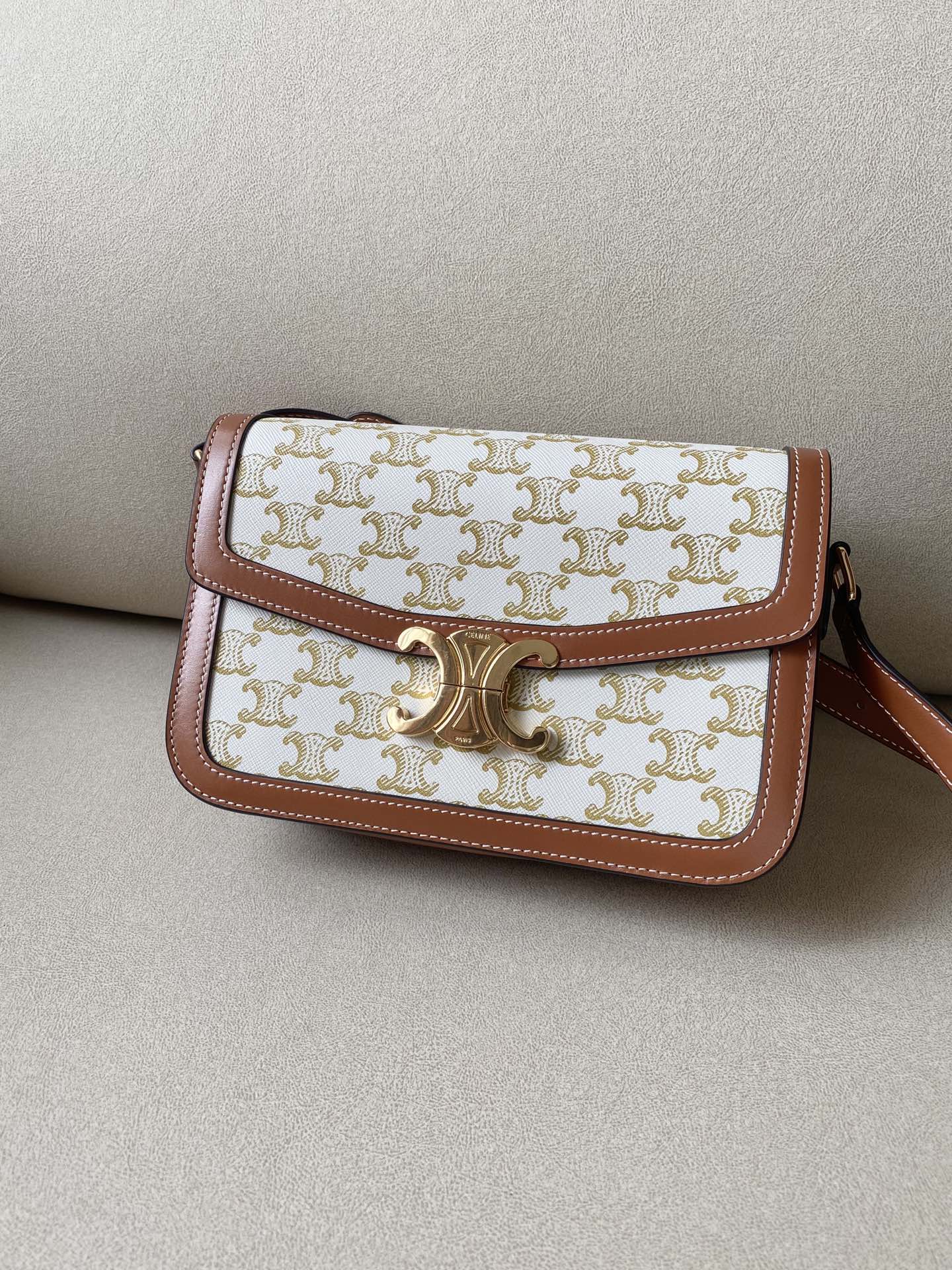 NO:183321,Genuine grade original leather version Triomphe medium size 22.5cm white pretty details [spot]; External TRIOMPHE canvas inner lambskin inner zipper pocket and flat pocket shoulder strap adjustable Model: 187366# Size: 22.516.57.5cm, Celine, celine, sheepskin19860909正品级 原厂皮版本 Triomphe 中号 22.5cm 白老花 细节图【现货】; 外TRIOMPHE帆布 内小羊皮 内侧拉链口袋和扁平口袋 肩带可调节 型号:187366# 尺寸:22.516.57.5cm,赛琳,celine,sheepskin,Bag