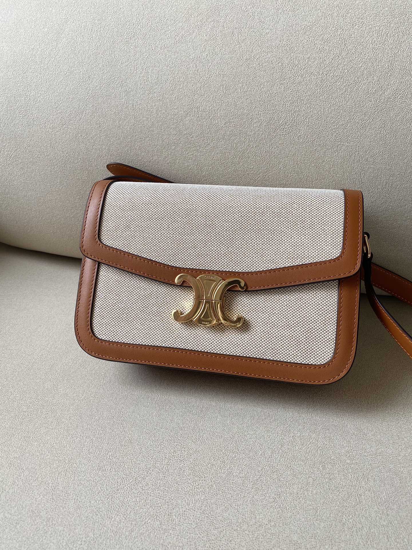 NO:183293,Genuine grade Original leather version Triomphe Medium 22.5cm Yellow-brown/cloth Details [spot]; External canvas leather inner lambskin Inner zipper pocket and flat pocket Shoulder strap adjustable Model: 187366# Size: 22.516.57.5cm, Celine, celine, sheepskin19860909正品级 原厂皮版本 Triomphe 中号 22.5cm 黄棕/布 细节图【现货】; 外帆布拼皮 内小羊皮 内侧拉链口袋和扁平口袋 肩带可调节 型号:187366# 尺寸:22.516.57.5cm,赛琳,celine,sheepskin,Bag