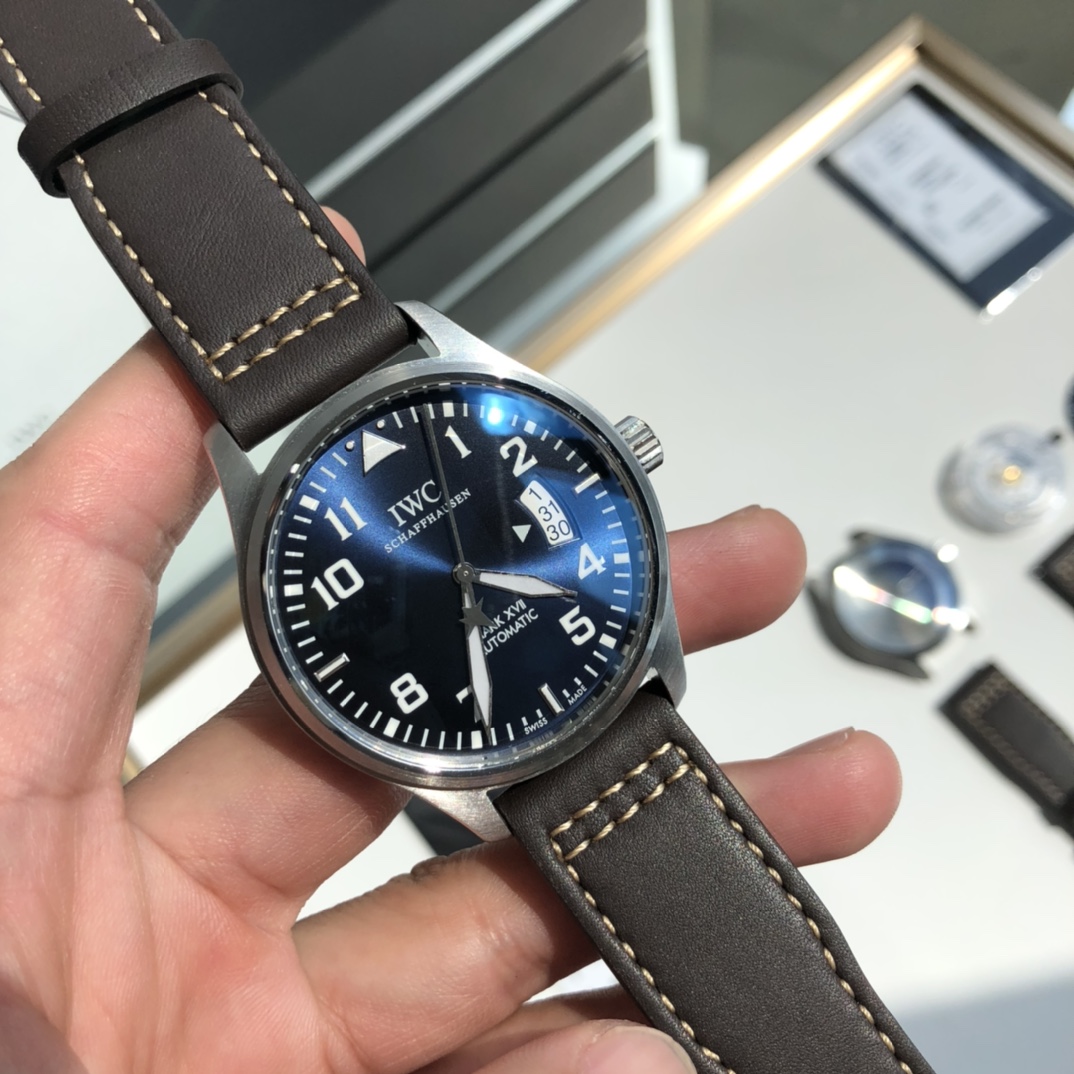 遥望着宁静的夜空，那里有我们的星球