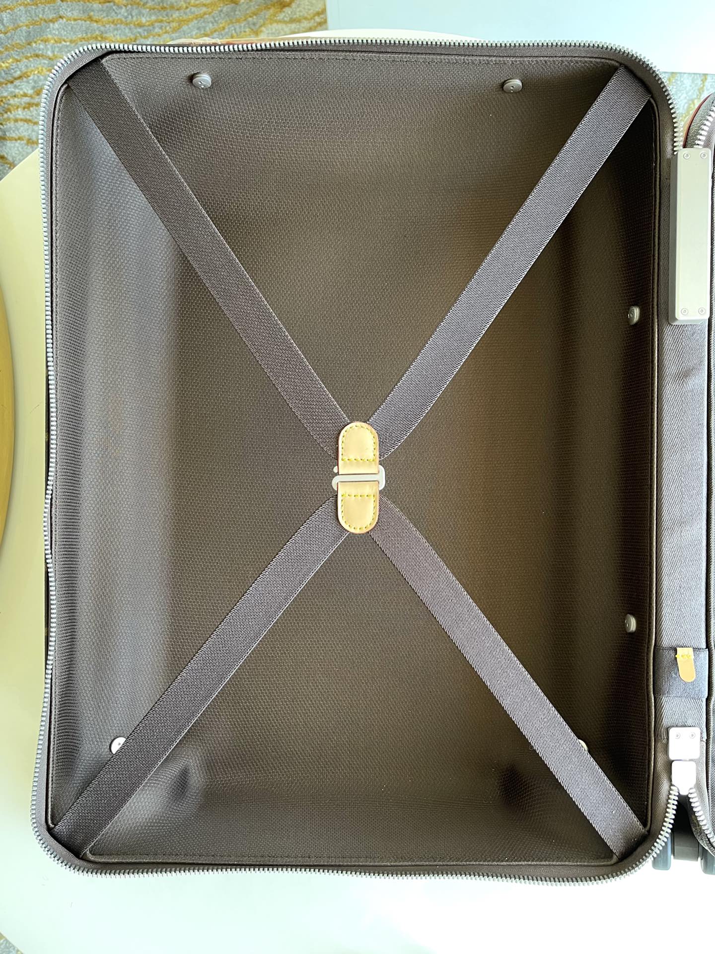 that creates a completely flat interior for optimized packing capacity - Comprehensive 8