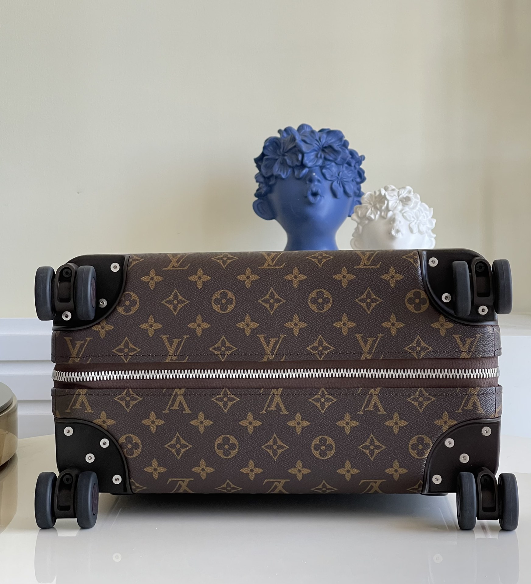 that creates a completely flat interior for optimized packing capacity - Comprehensive 7