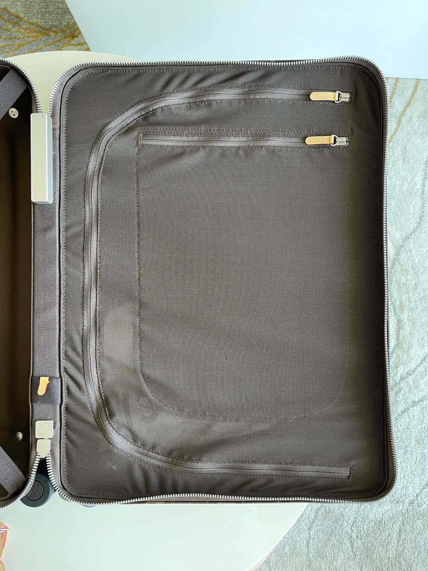 that creates a completely flat interior for optimized packing capacity - Comprehensive 9