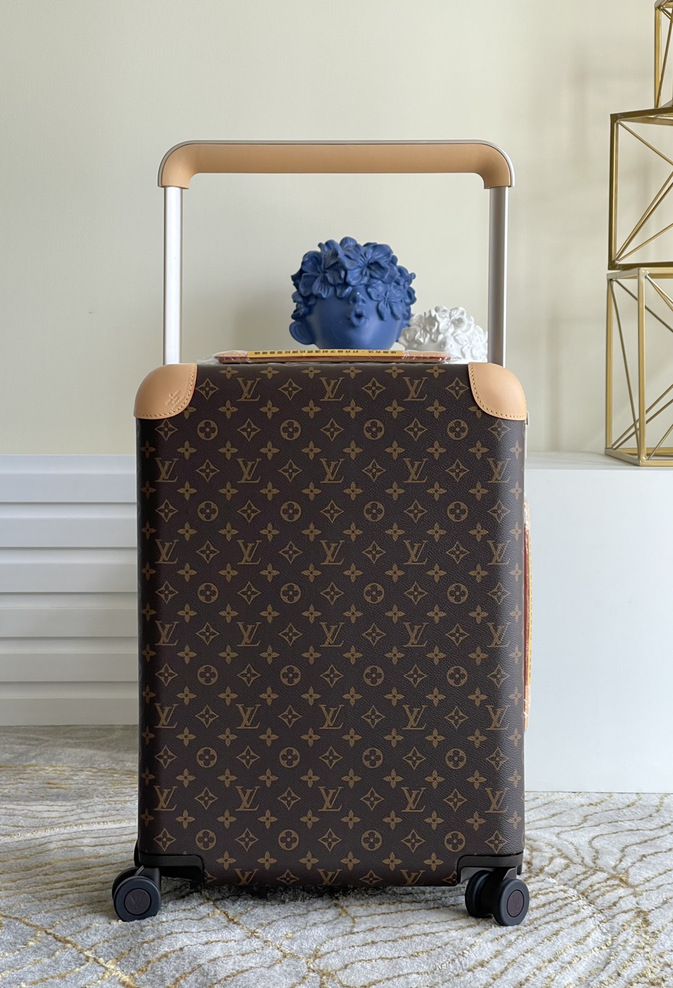 that creates a completely flat interior for optimized packing capacity - Comprehensive