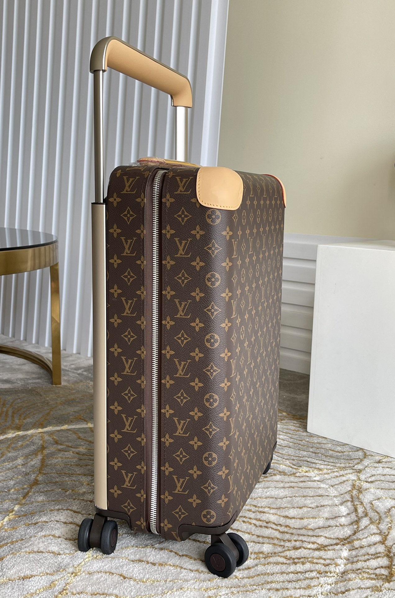 that creates a completely flat interior for optimized packing capacity - Comprehensive 5