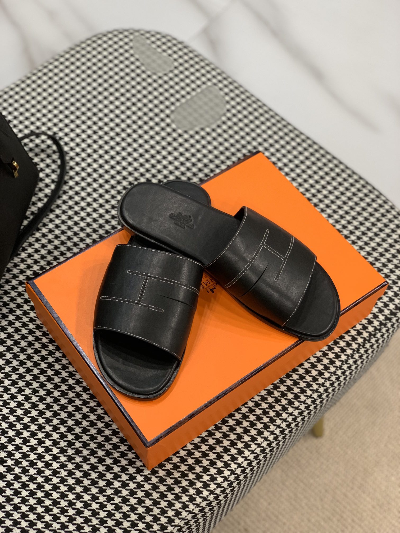 NO:242839,The latest upgraded version of swift leather men's cool H slippers, pure hand/craft products, supreme purchasing level! Herme℃ Aimas classic men's H slippers. Adopted: French imported swift leather, with excellent texture.. High-end customized version (one-to-one) handmade. High-end customization, exclusive products, industry's highest version Genuine mold customization Latest counter promotional model... Outsole-counter consistent: Italian handicraft workshop Imported Europe A-grade genuine leather sole Heavy money development: a full set of paired steel molds, perfect paired genuine logo, exclusive paired genuine fonts, each pair of products has a counter/: Craftsman code size: 39-45 (39. 45) Customized - No return and exchange New upgrade synchronization, slippers, hermes, stuart weitzman, slippers19860909最新升级版swift皮 男士潇洒 H拖鞋,纯手/工艺产品 ,至尊代购级！ Herme℃愛玛士万年经典 男士 H拖鞋. 采用: 法国进口 swift皮,质感超赞.. 高级定制版师级（一对一）手工制作. 高端订制,独家产品 ,行业最高版本 正品开模定制 最新专柜宣型… 大底-专柜一致:意大利手工坊 进口欧洲 A级 真皮底 重金开发:全套对版钢模,完美对版正品logo,独家对版正品字体,每一对产品都压有专柜/:工匠码 size: 39-45(39. 45 )定做-不退换 全新升级同步,拖鞋,hermes,stuart weitzman,slippers,Women's Shoes