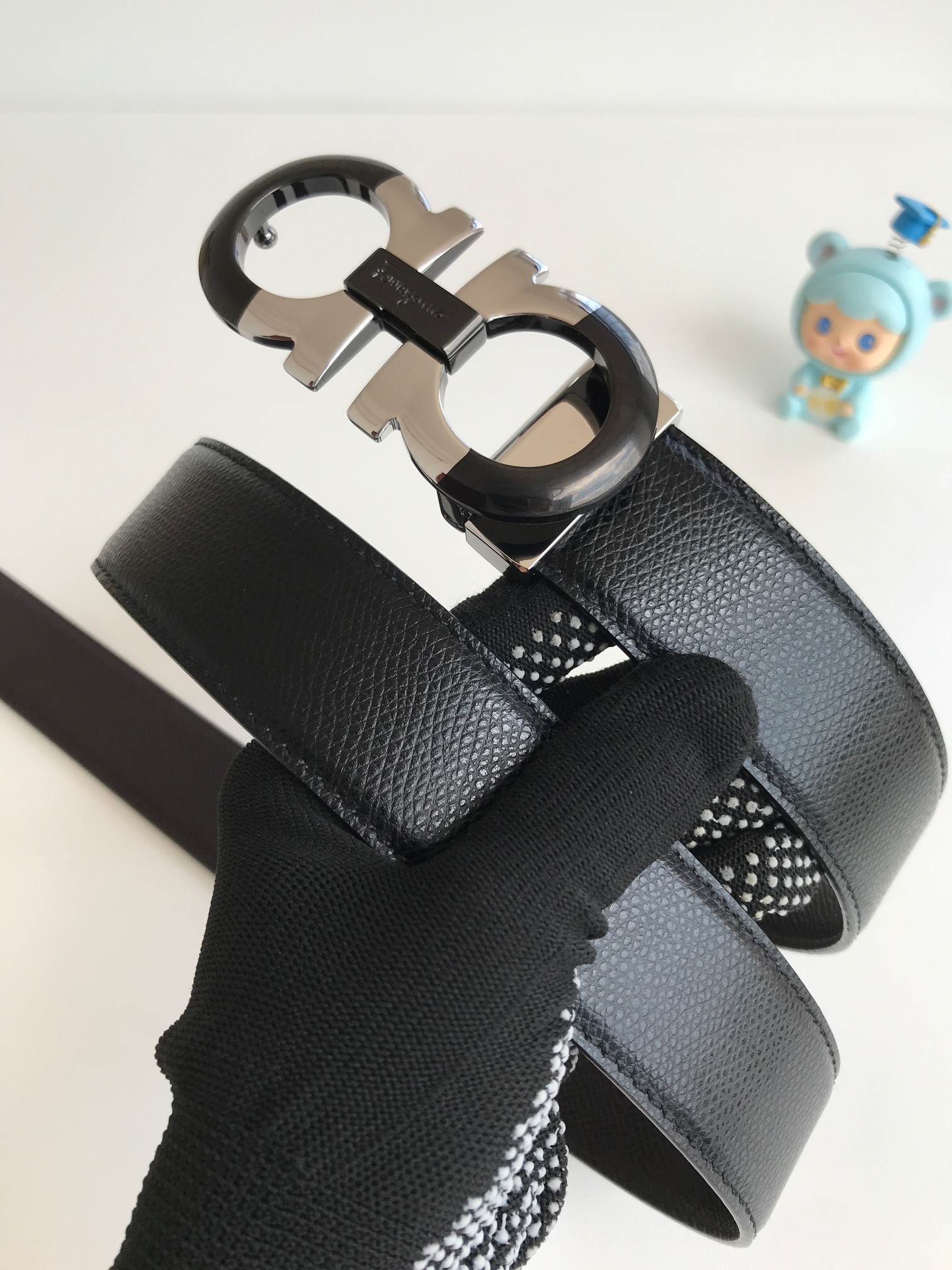 菲拉格慕 新款Ferragamo皮带采用双色设计，灵活演绎多种造型风格，是一款独具个性且风格现代的配饰。