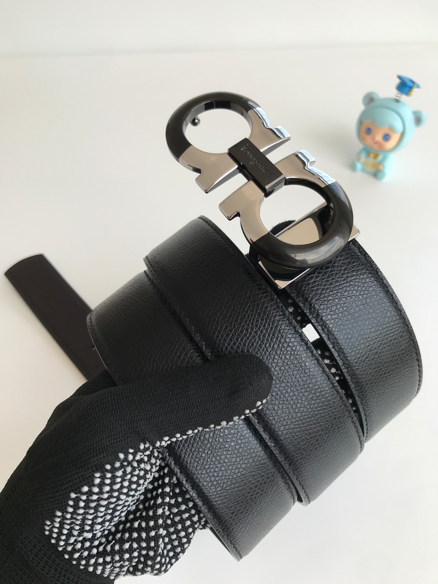 菲拉格慕 新款Ferragamo皮带采用双色设计，灵活演绎多种造型风格，是一款独具个性且风格现代的配饰。