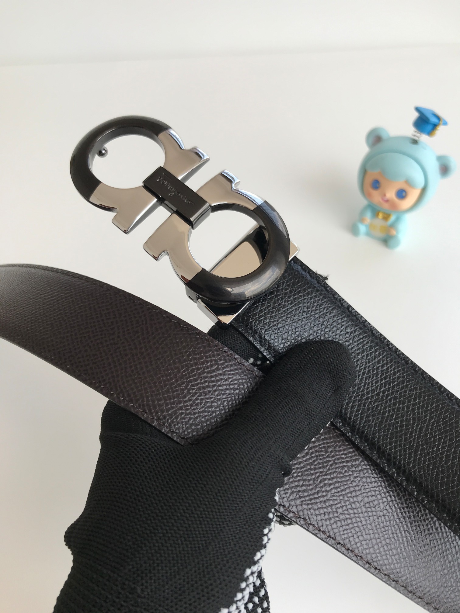 菲拉格慕 新款Ferragamo皮带采用双色设计，灵活演绎多种造型风格，是一款独具个性且风格现代的配饰。
