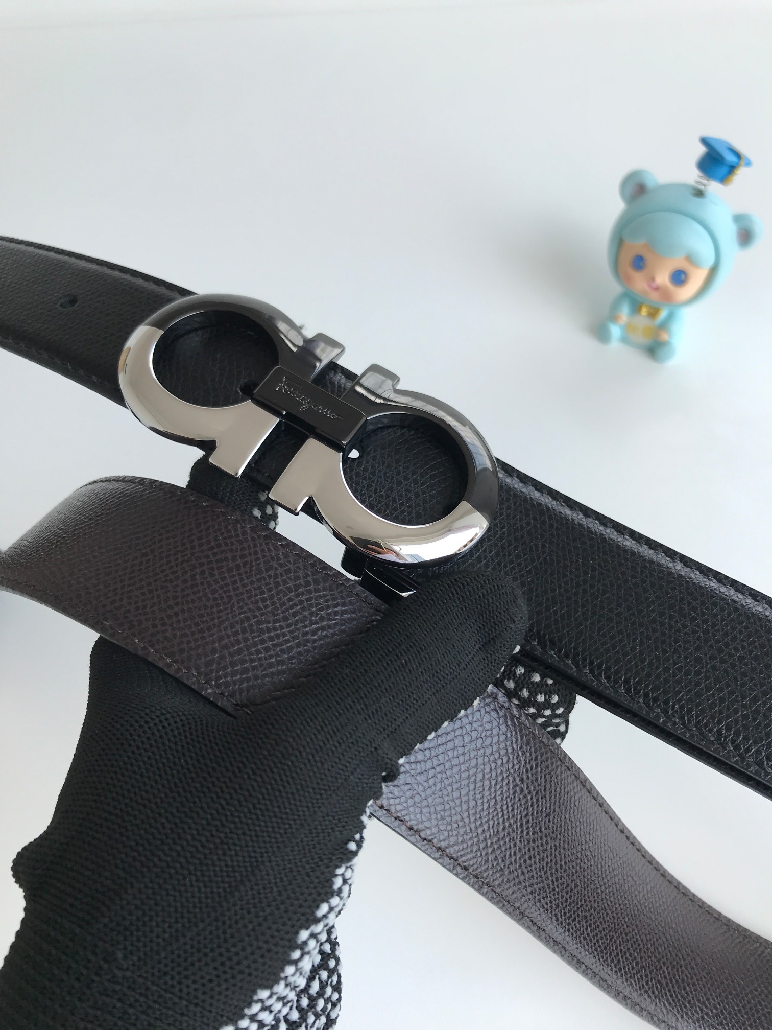 菲拉格慕新款Ferragamo皮带采用双色设计，灵活演绎多种造型风格，是一款独具个性且风格现代的配饰。由