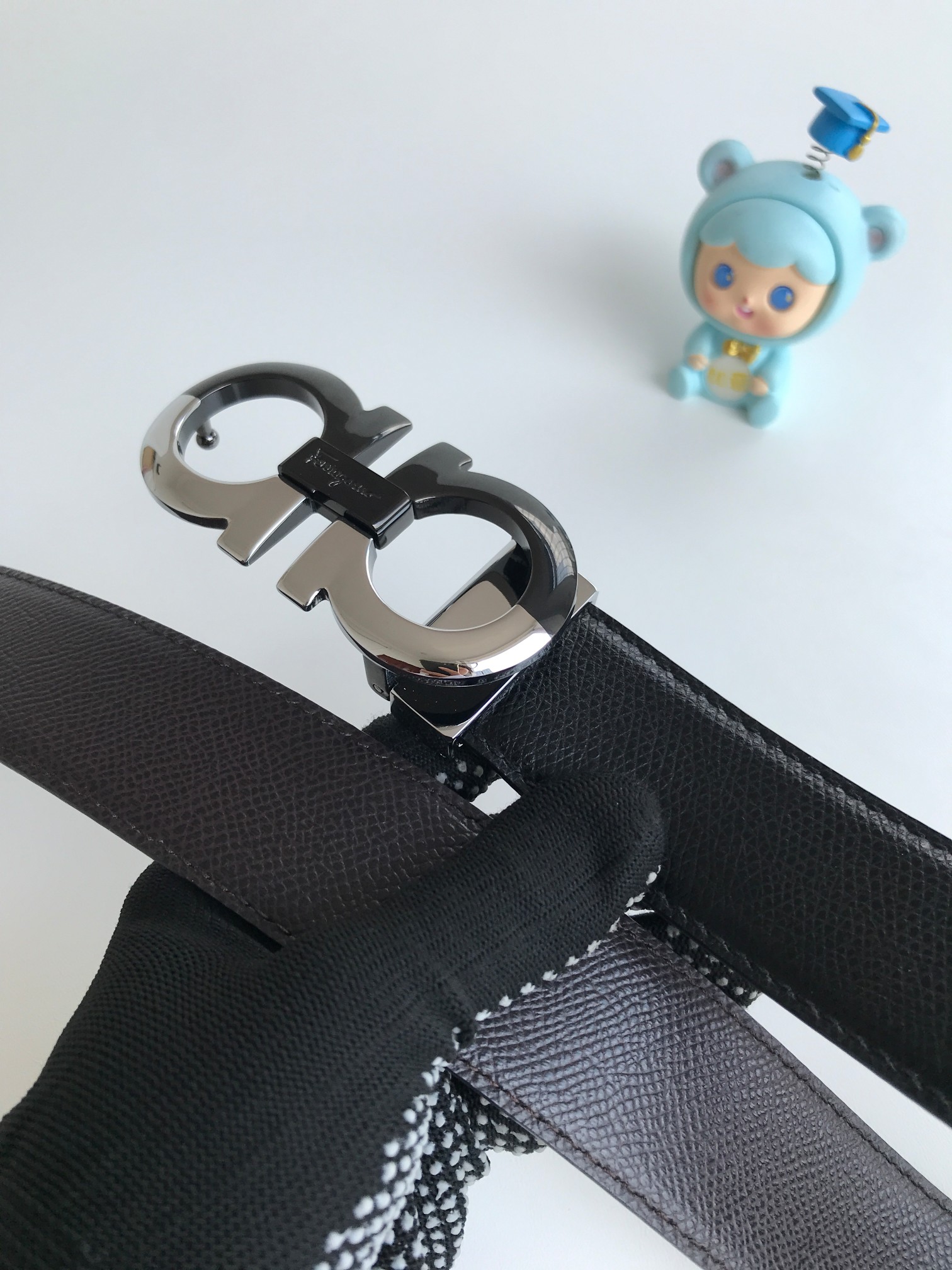 菲拉格慕新款Ferragamo皮带采用双色设计，灵活演绎多种造型风格，是一款独具个性且风格现代的配饰。由