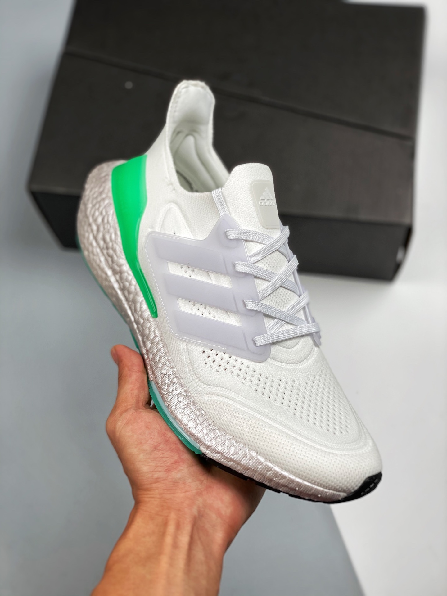 Ultra Boost 7.0 blanco y verde, lanzamiento simultáneo en tiendas, fotos reales en primer lanzamiento. En comparación c…