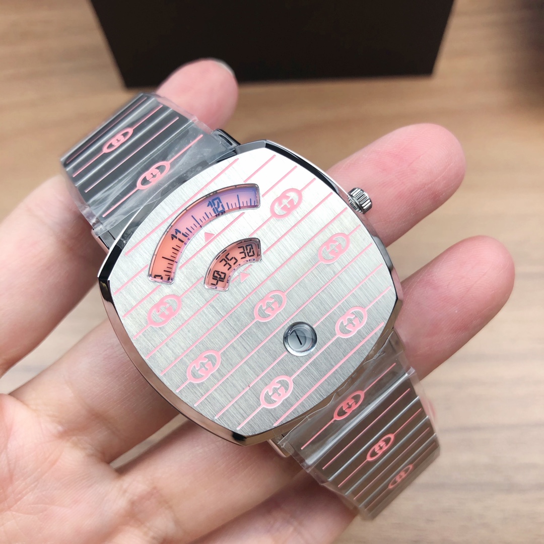 NO:388681,Gucci GUCCI new model, neutral quartz watch with a diameter of 38mm, a square case with a curved edge, with three windows, that is, three turntables indicate the hours, minutes and dates respectively. The stainless steel case, strap and back are engraved with GUCCl's iconic G logo. The G logo is fully luminous and waterproof 100m spot, gucci, gucci19860909古驰 GUCCI新款,中性石英腕表 表径38mm,彩用弧边方形表壳,设有三个视窗,即三个转盘分别指示小时、分钟和日期,精钢表壳、表带、表背镌刻GUCCl标志性的G标识 而G标识为全夜光,防水100m 现货,,gucci,gucci,Watch