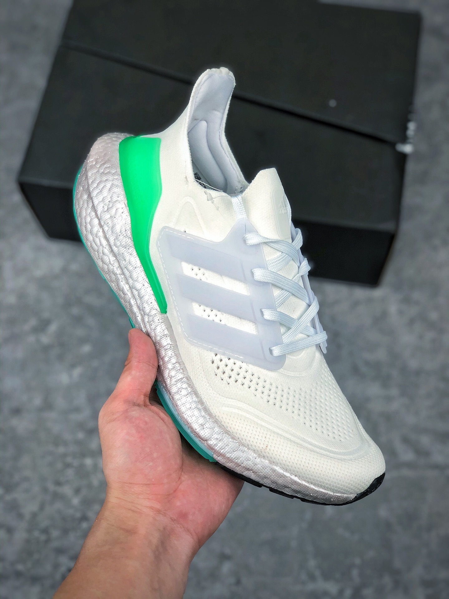  支持放店
Ultra Boost 7.0 白绿
专柜同步上架 实拍首发
较之前增加6%Boost，全掌Boost将缓震和能量回馈再一次进行了升级，提供更好的舒适穿着体验，360ºPrimeknit编织工艺，S型Heel Counter提供更加精准锁定后跟，带来出众的后跟包裹，LEP创新大底延续马牌橡胶大底，同时新加入LEP结构，为每一步提供更多动力及更好回弹。
SIZE：36-45