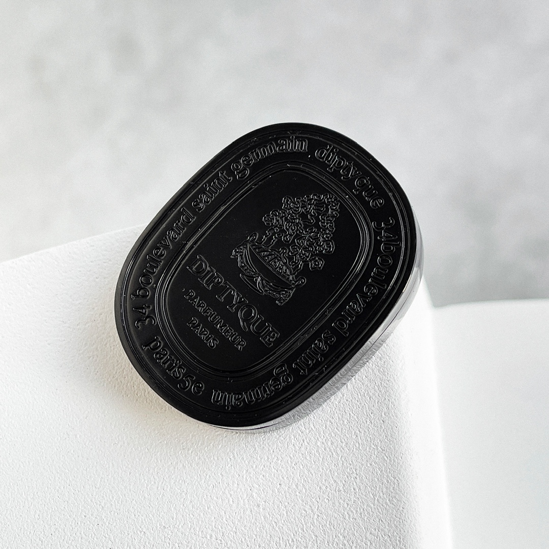 An elegant, sweet fragrance featuring an opulent floral heart layered - Comprehensive 4