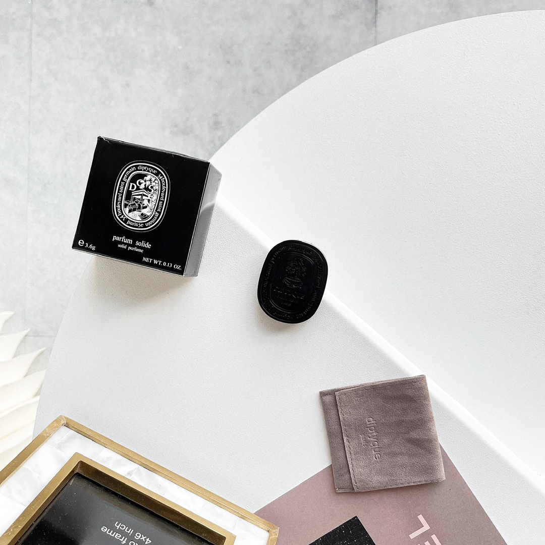 An elegant, sweet fragrance featuring an opulent floral heart layered - Comprehensive
